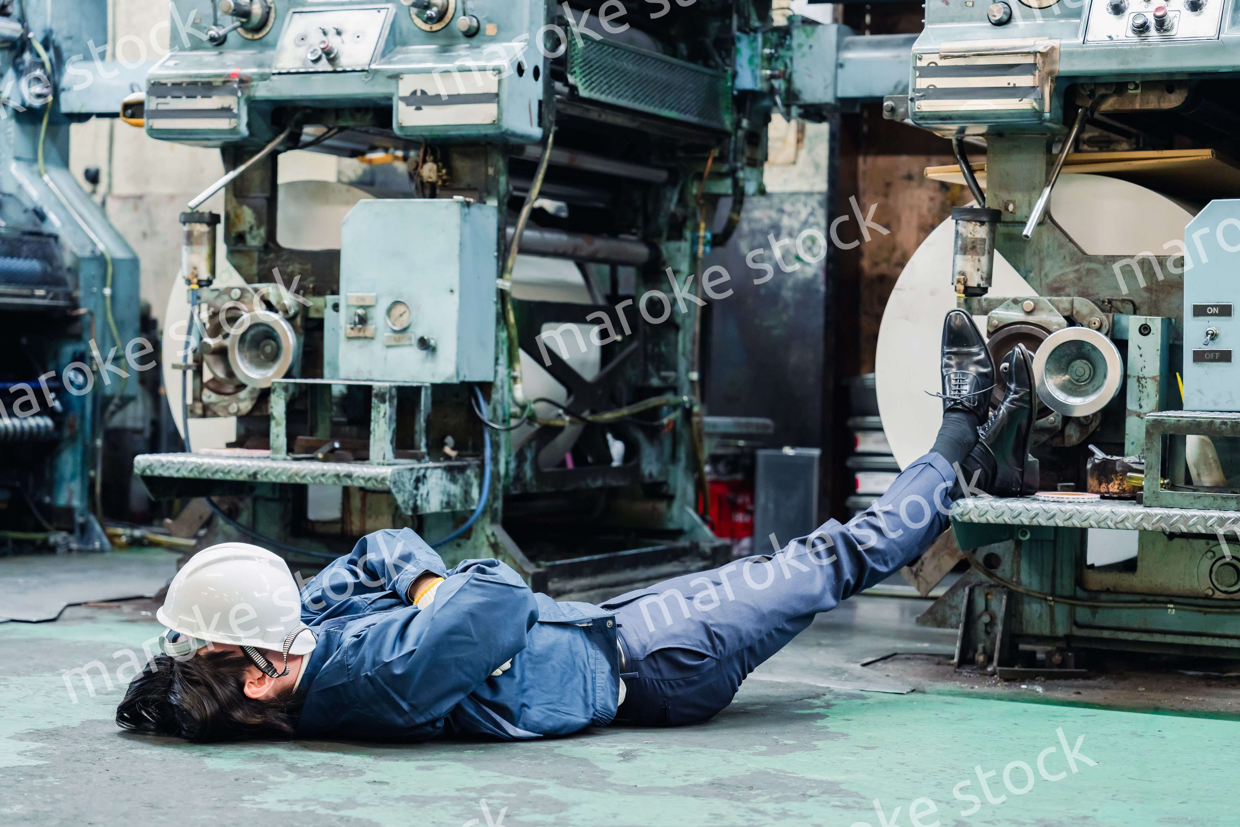 工場で寝転がる労働者