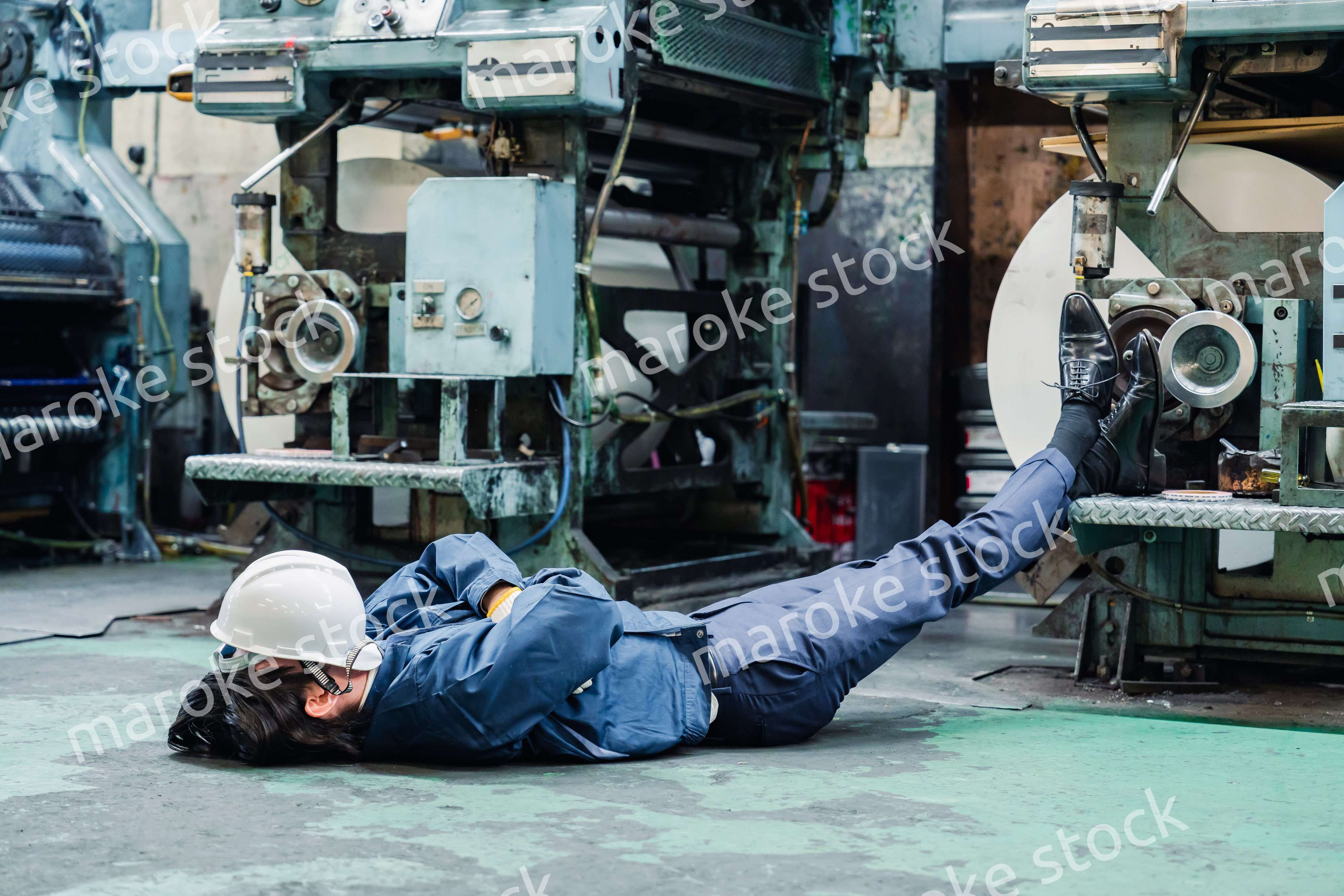 工場で寝転がる労働者