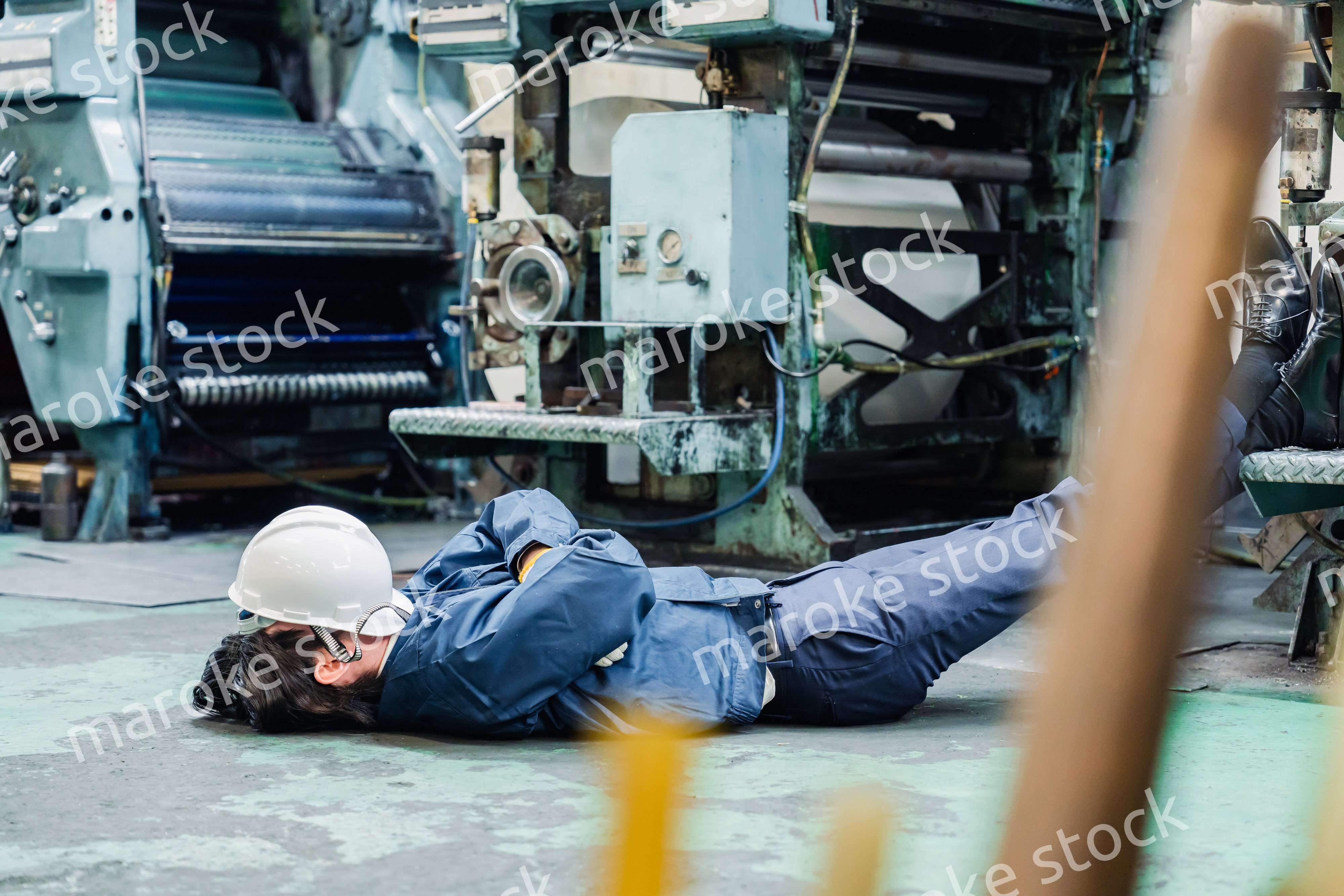 工場で寝転がる労働者