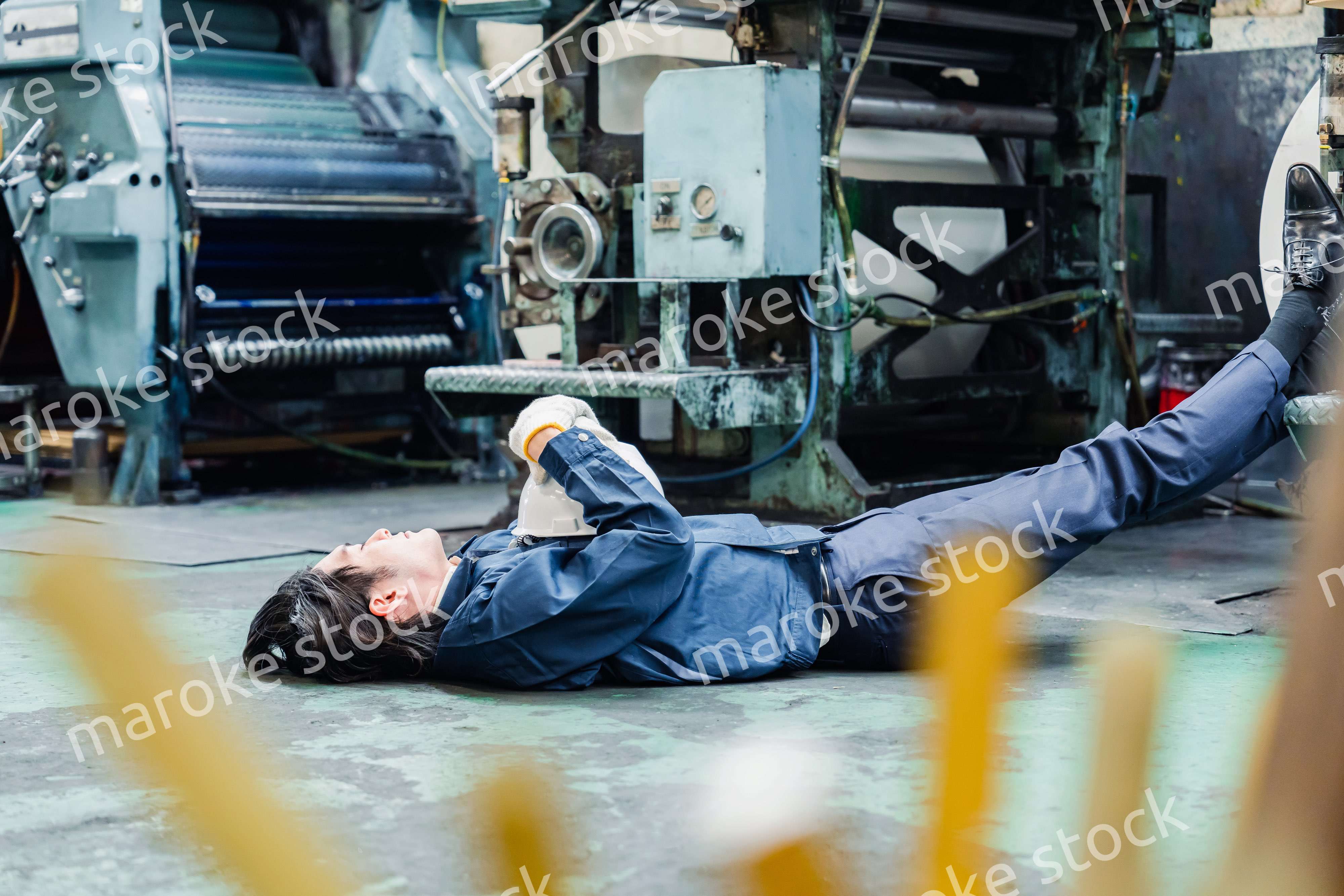 工場で寝転がる労働者