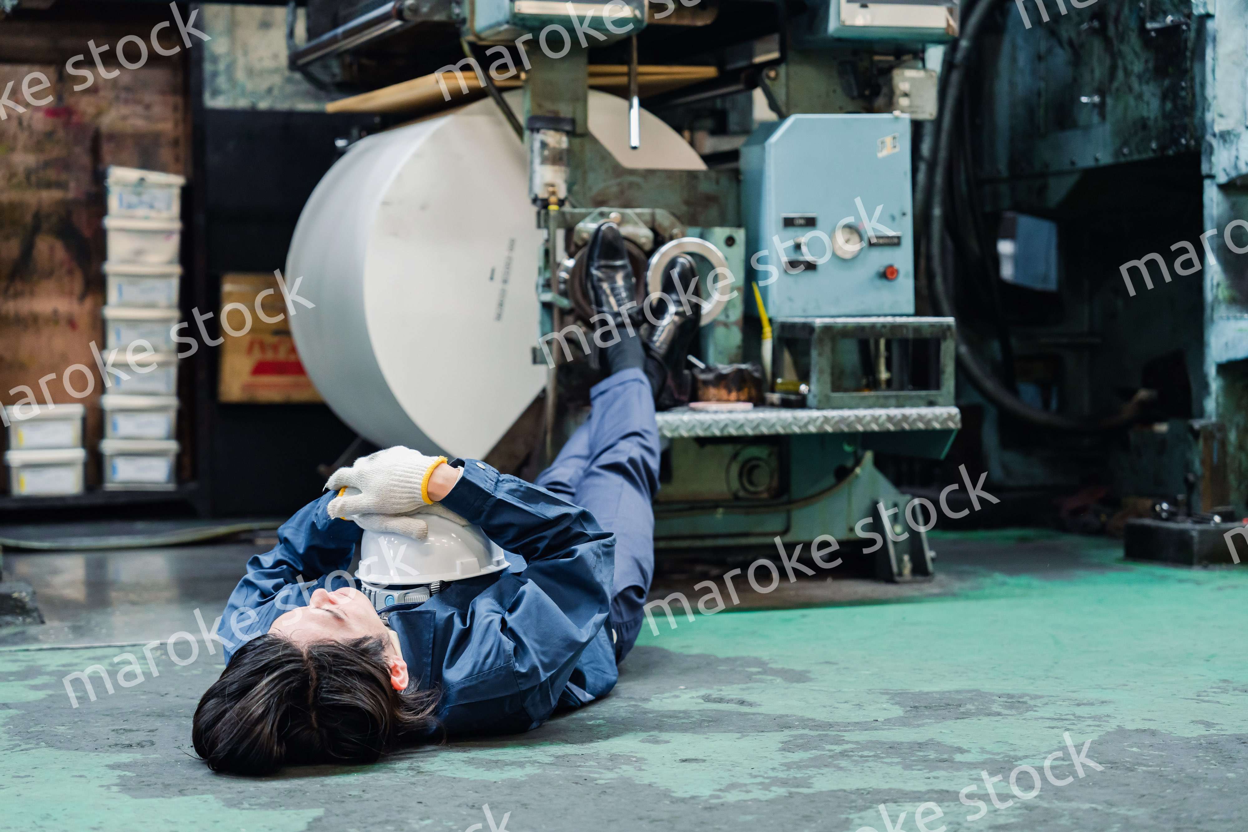 工場で寝転がる労働者