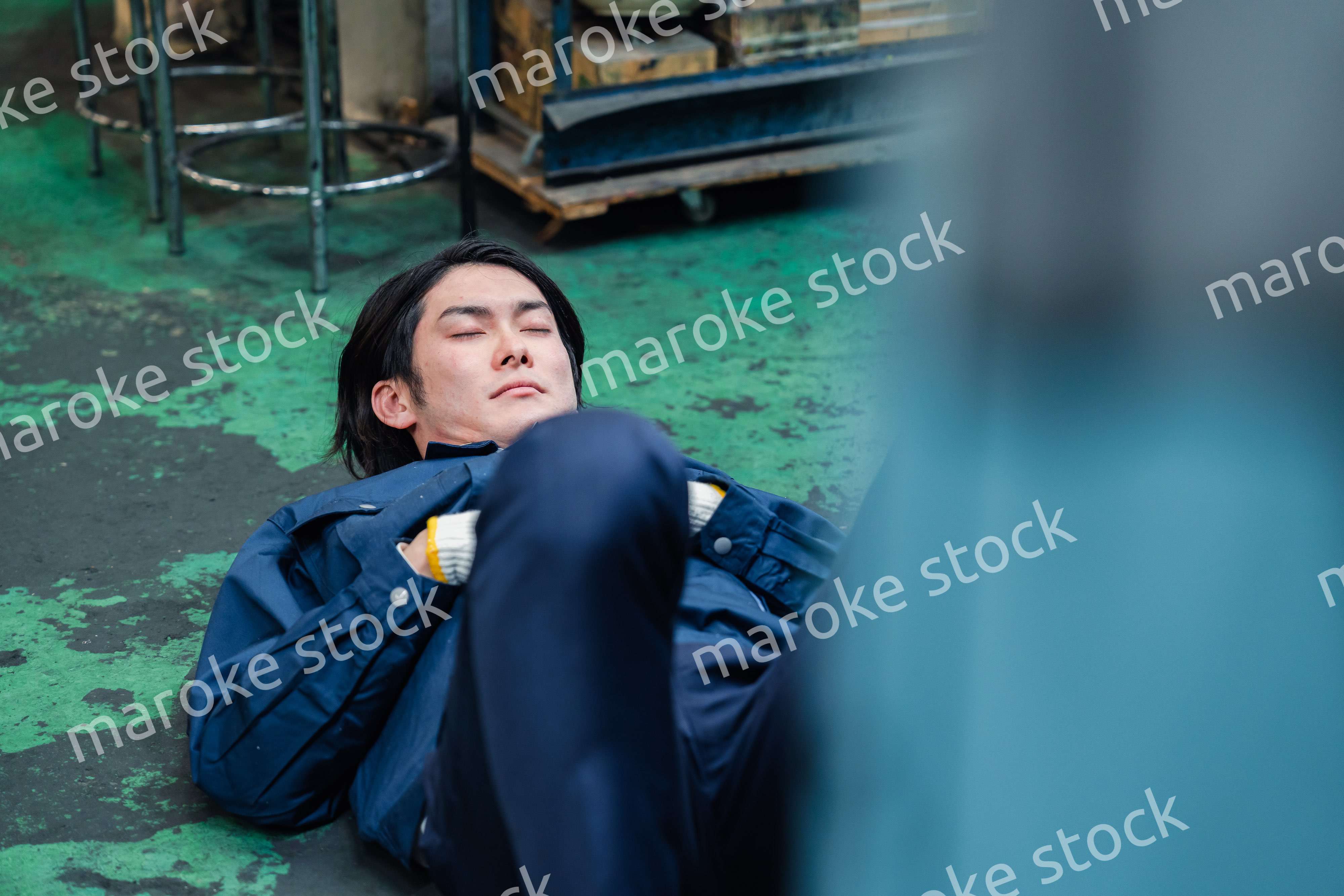 工場で寝転がる労働者