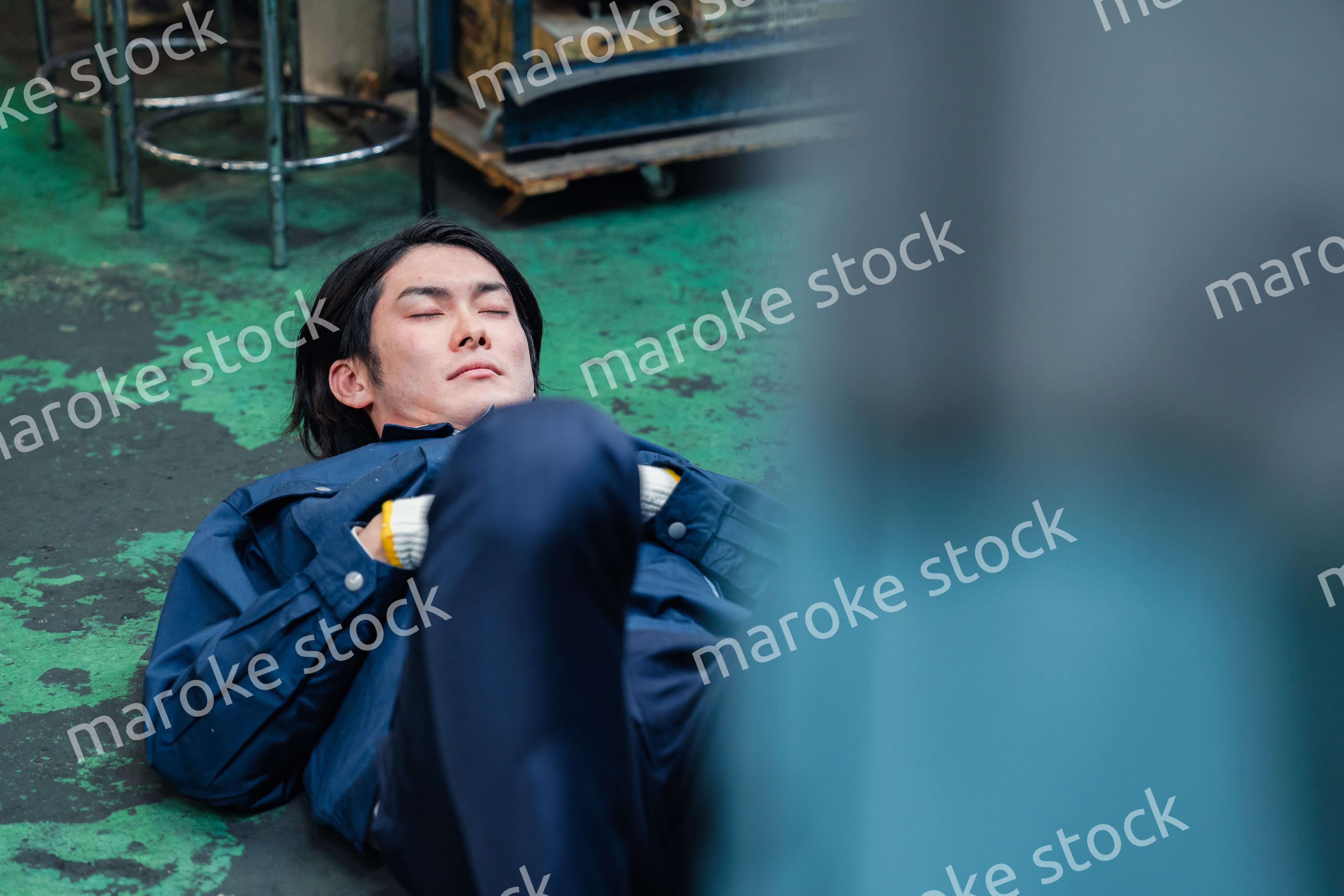 工場で寝転がる労働者