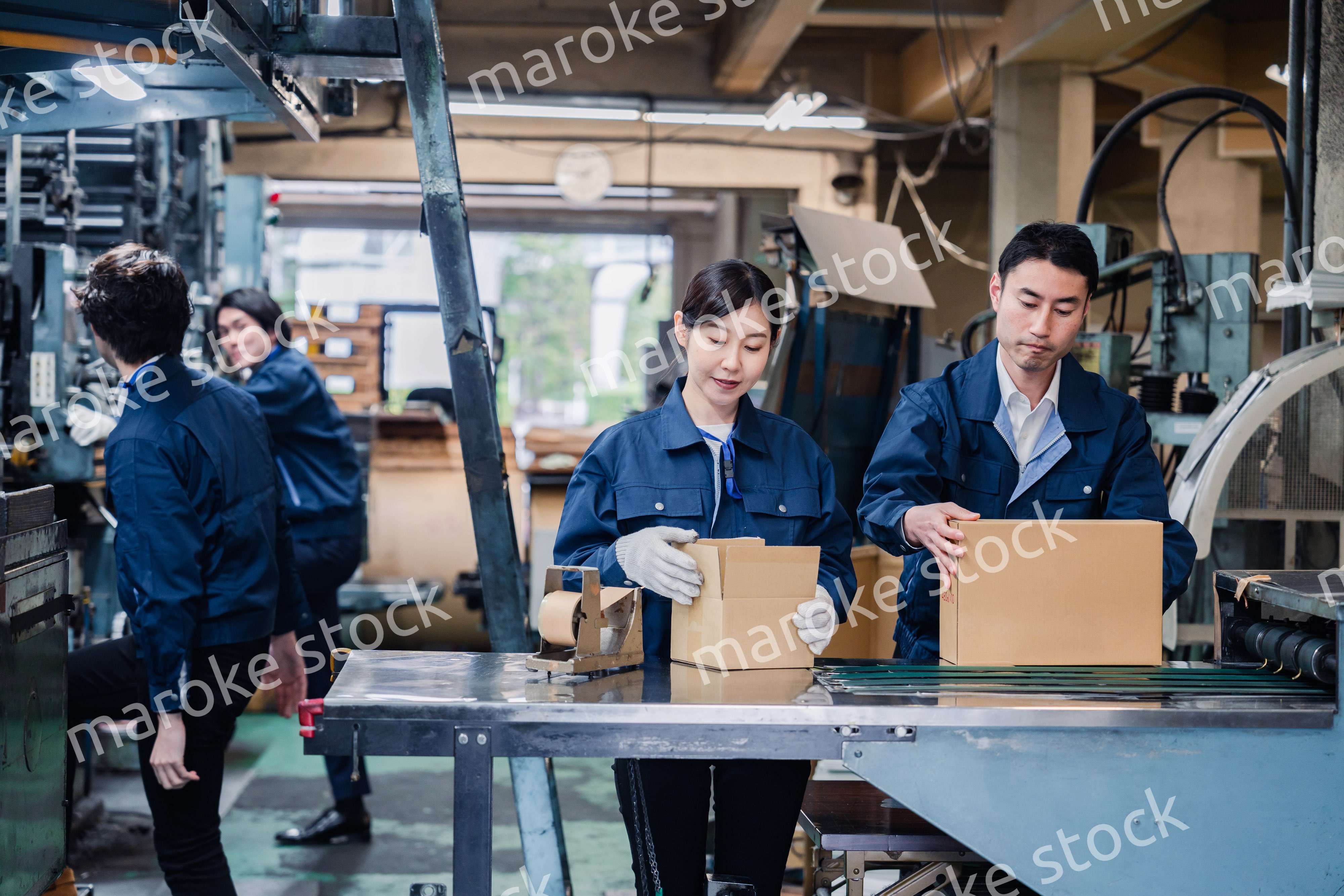 物流センターで発送業務をする作業員