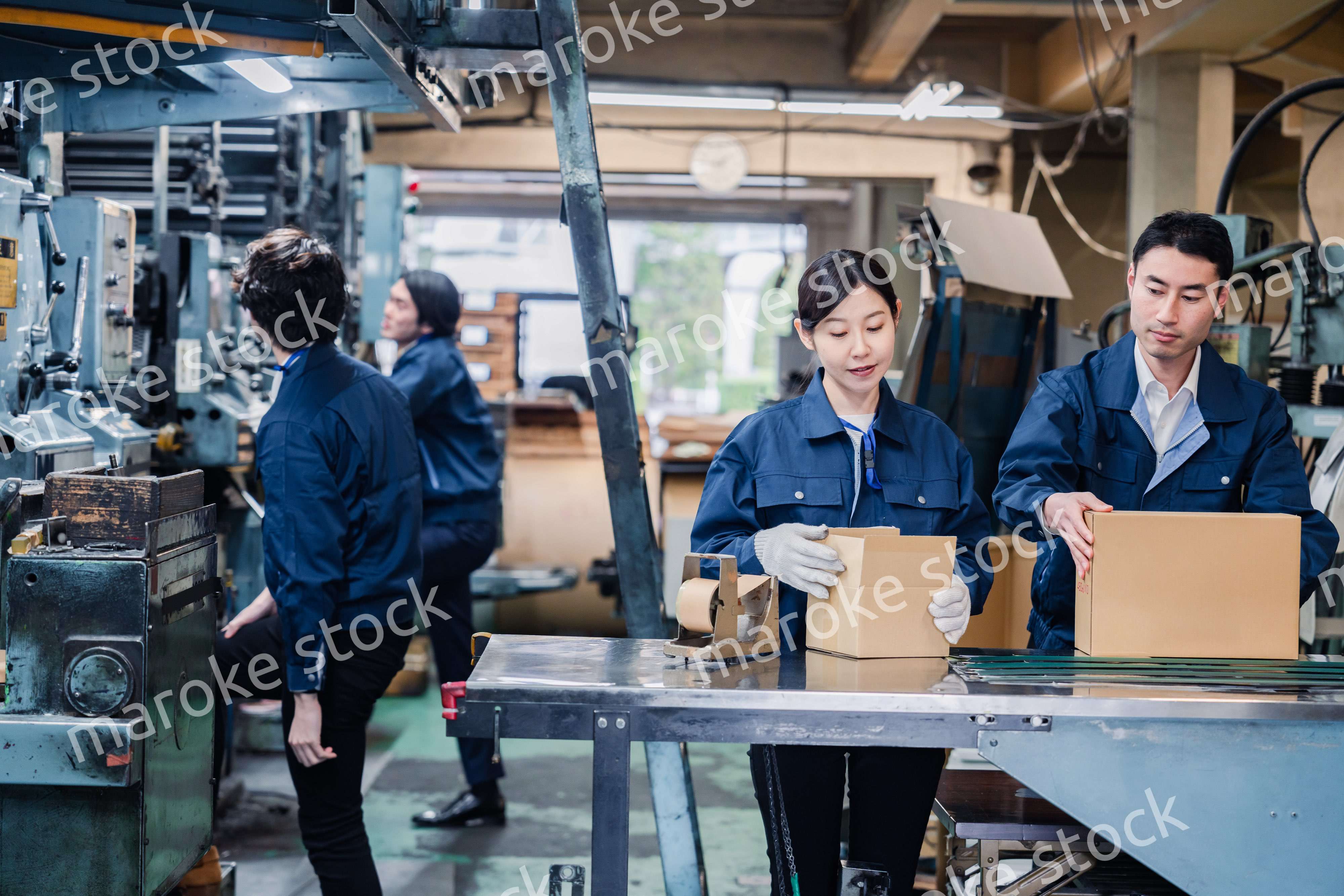 物流センターで発送業務をする作業員