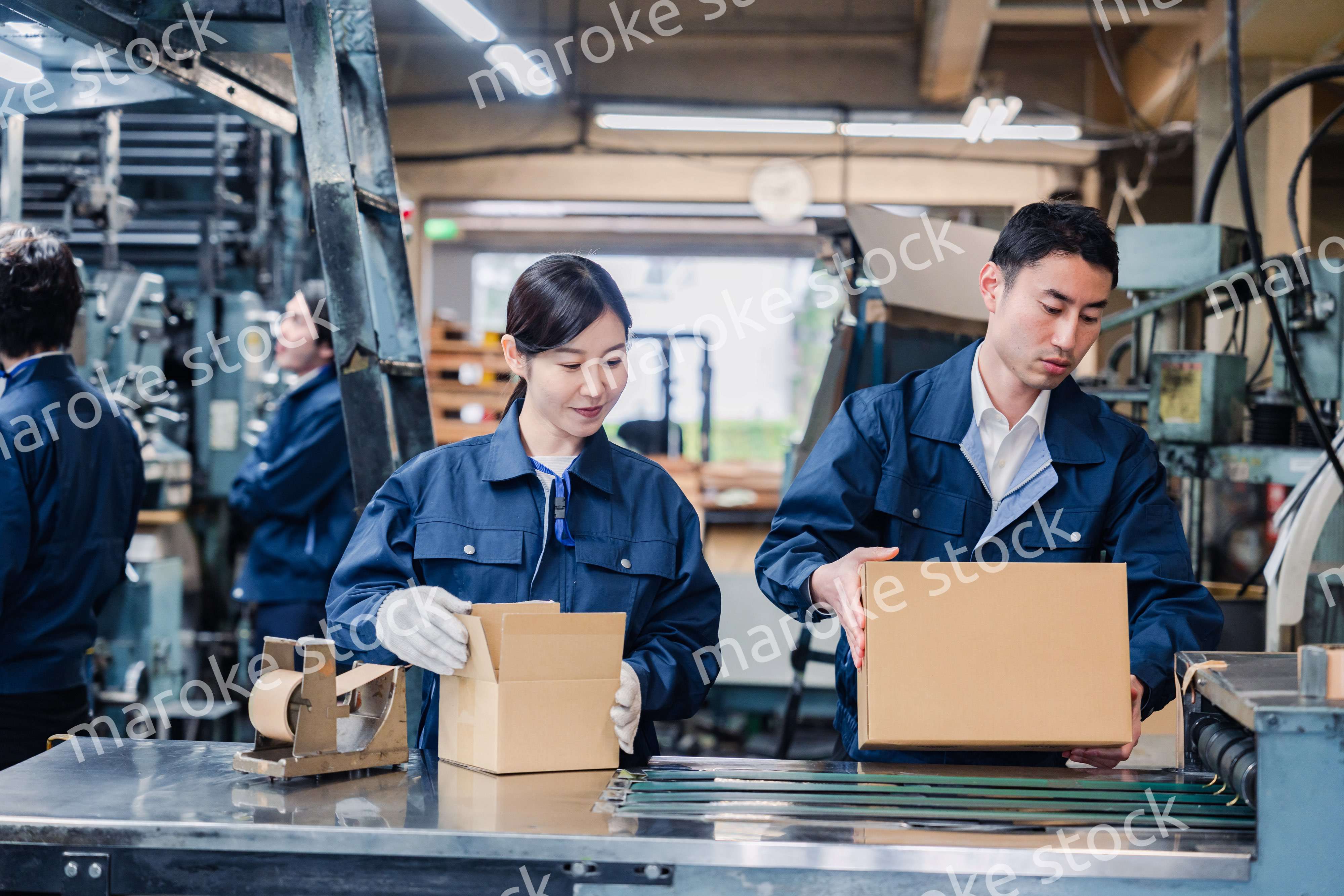 物流センターで発送業務をする作業員