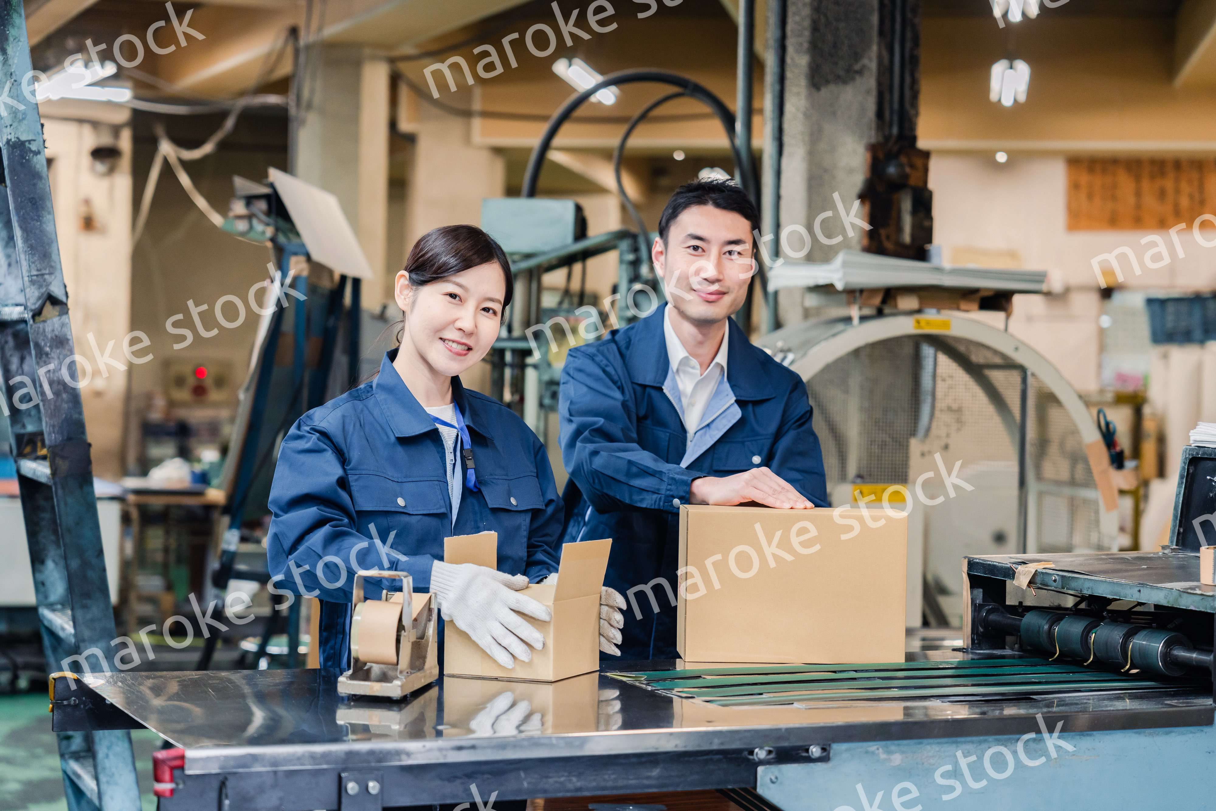 荷物の発送業務をするスタッフ