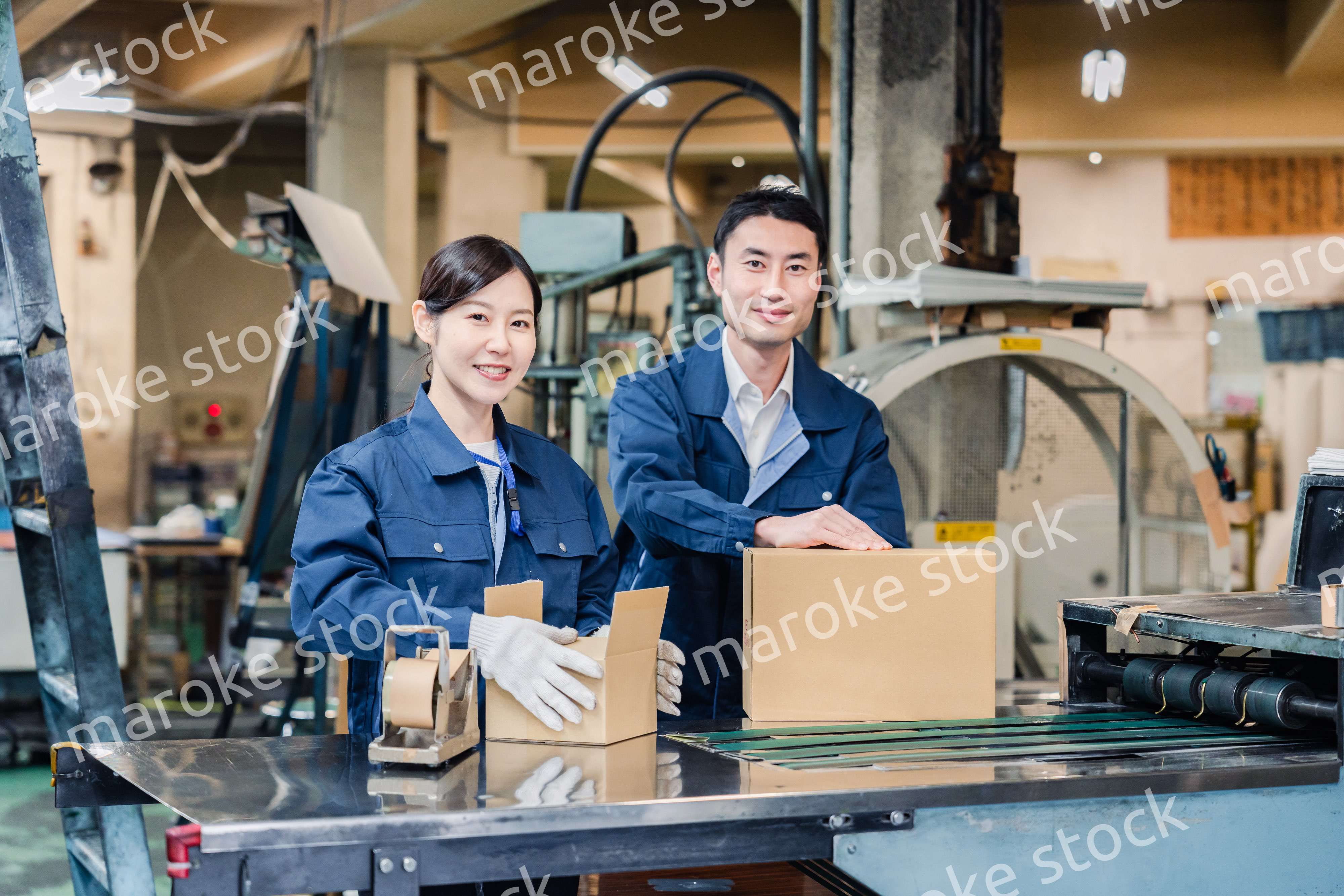 荷物の発送業務をするスタッフ