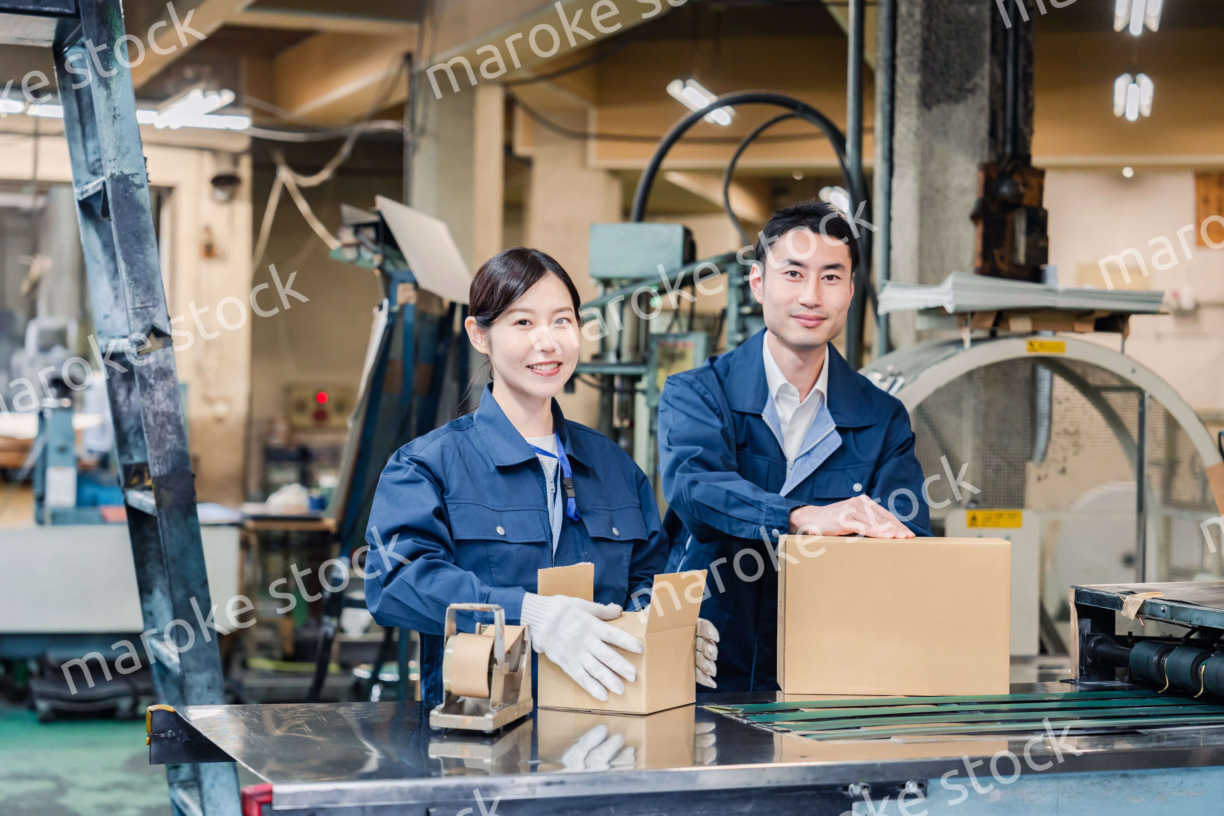 荷物の発送業務をするスタッフ