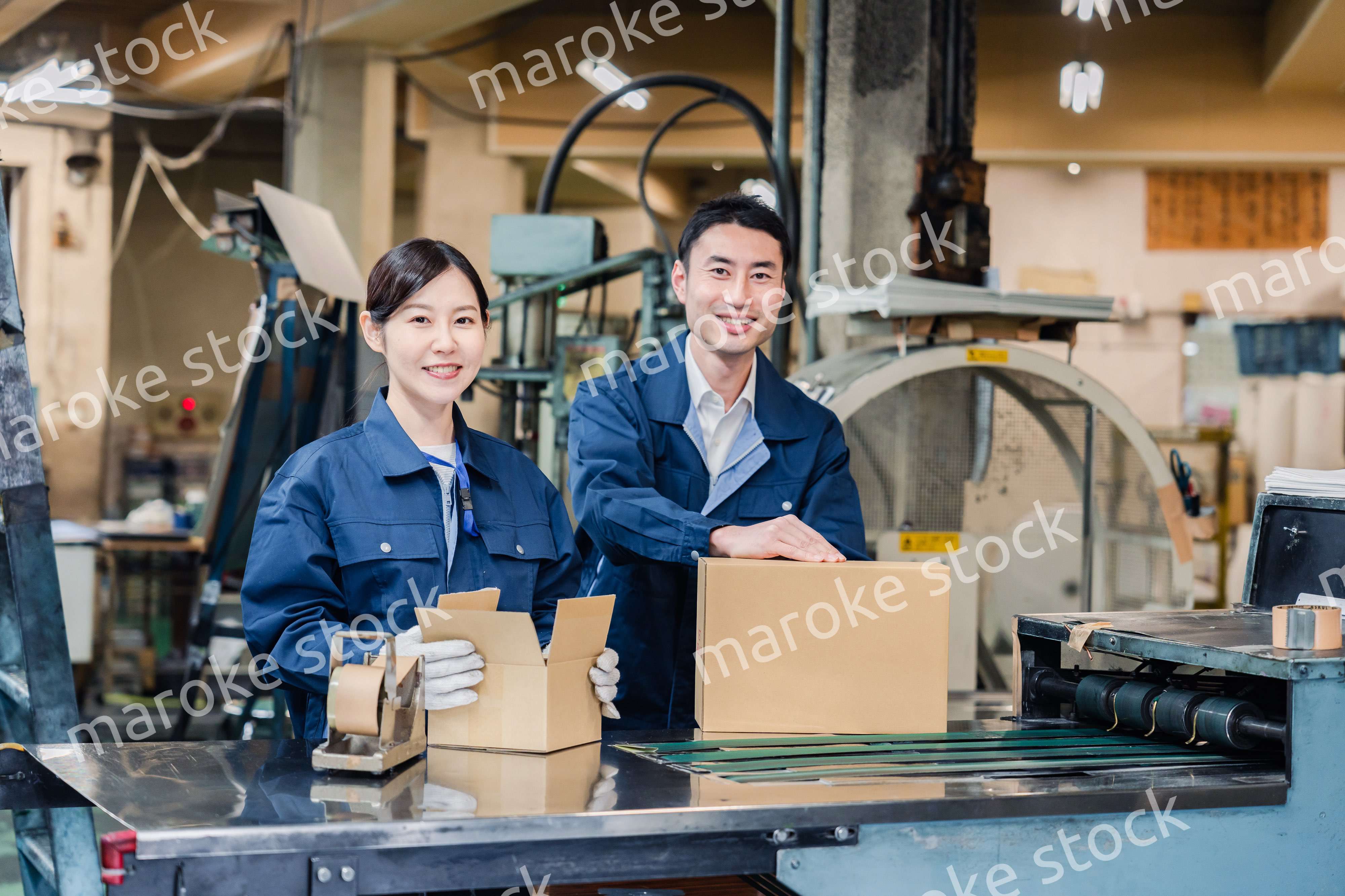 荷物の発送業務をするスタッフ