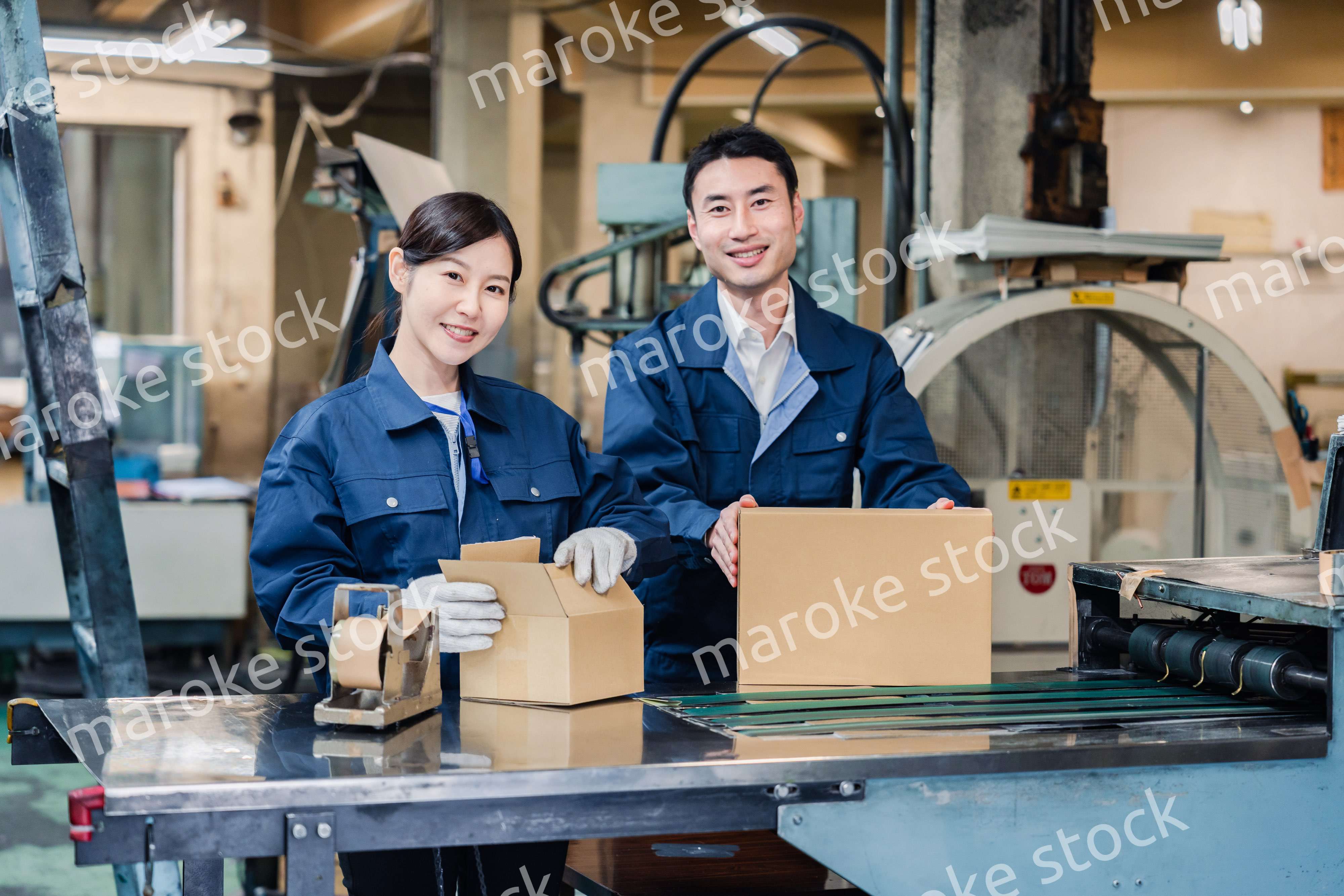 荷物の発送業務をするスタッフ