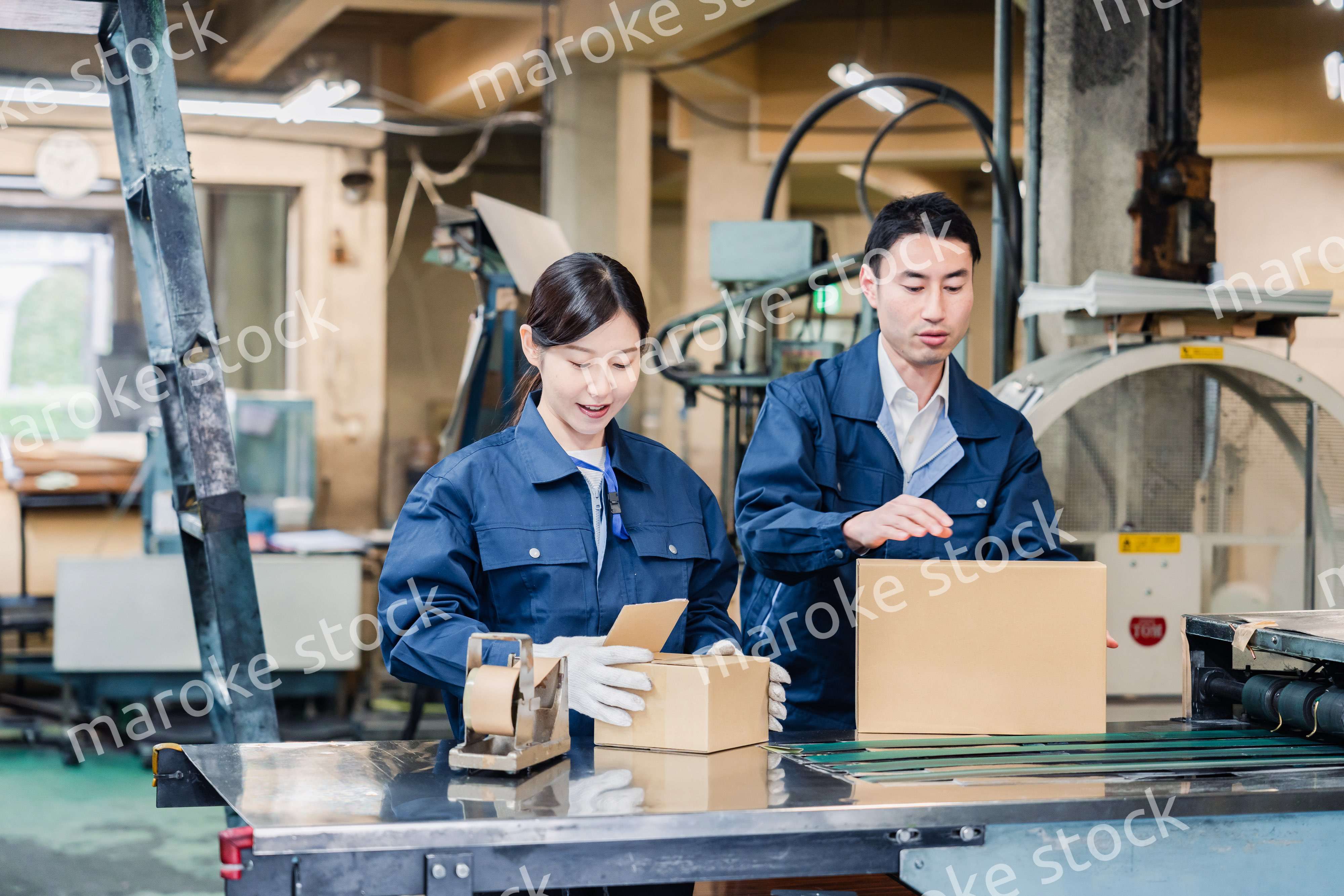 荷物の発送業務をするスタッフ