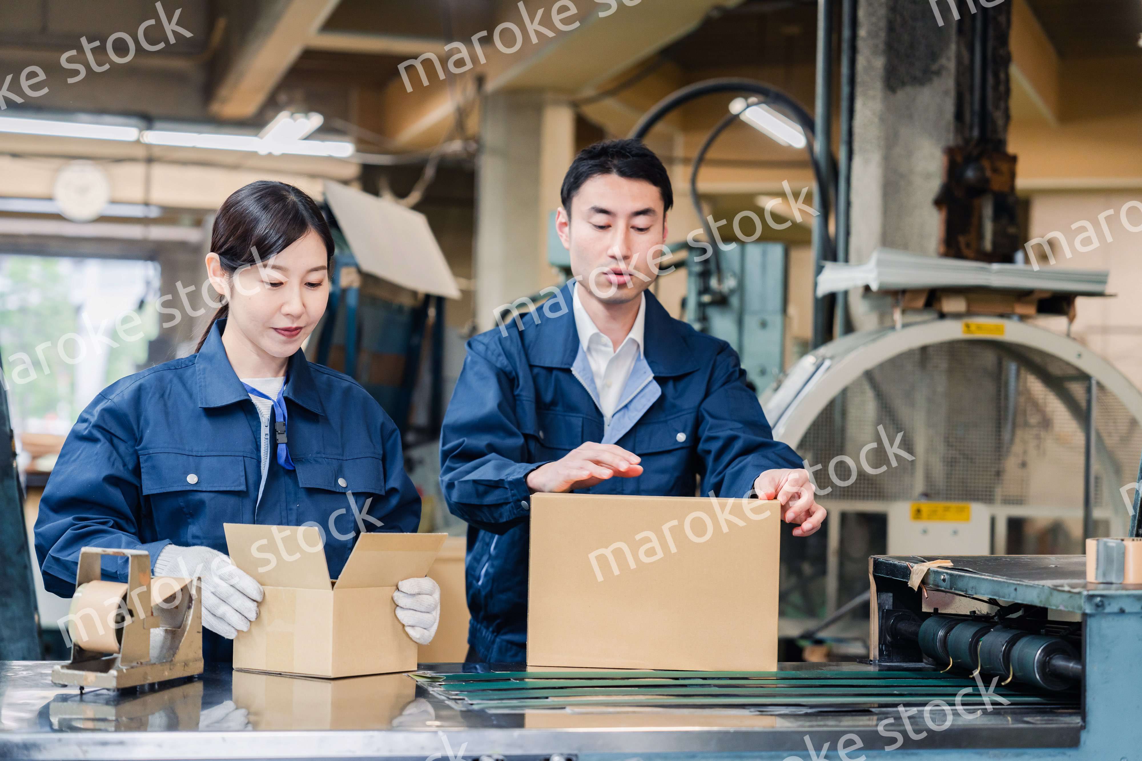 荷物の発送業務をするスタッフ