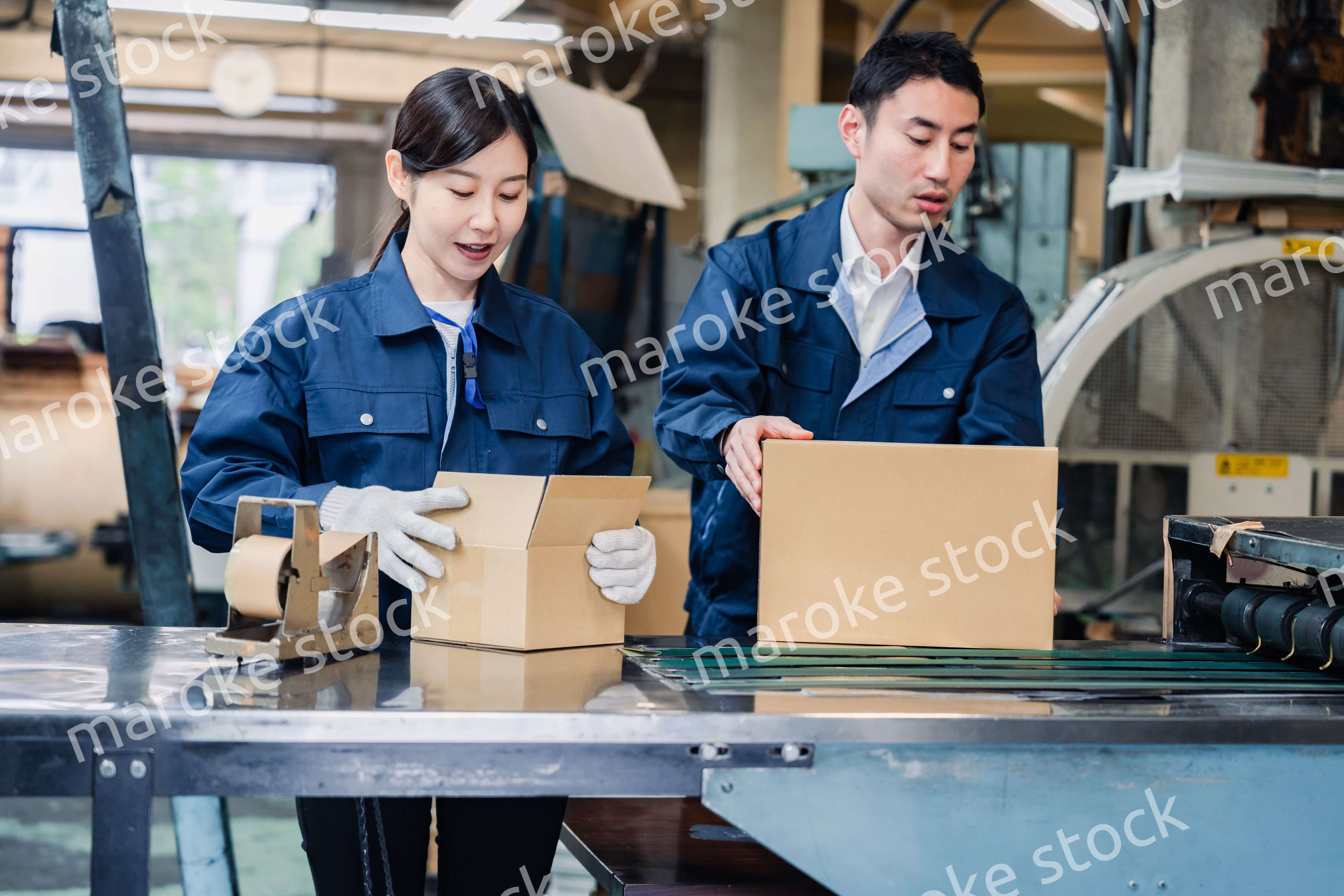 荷物の発送業務をするスタッフ