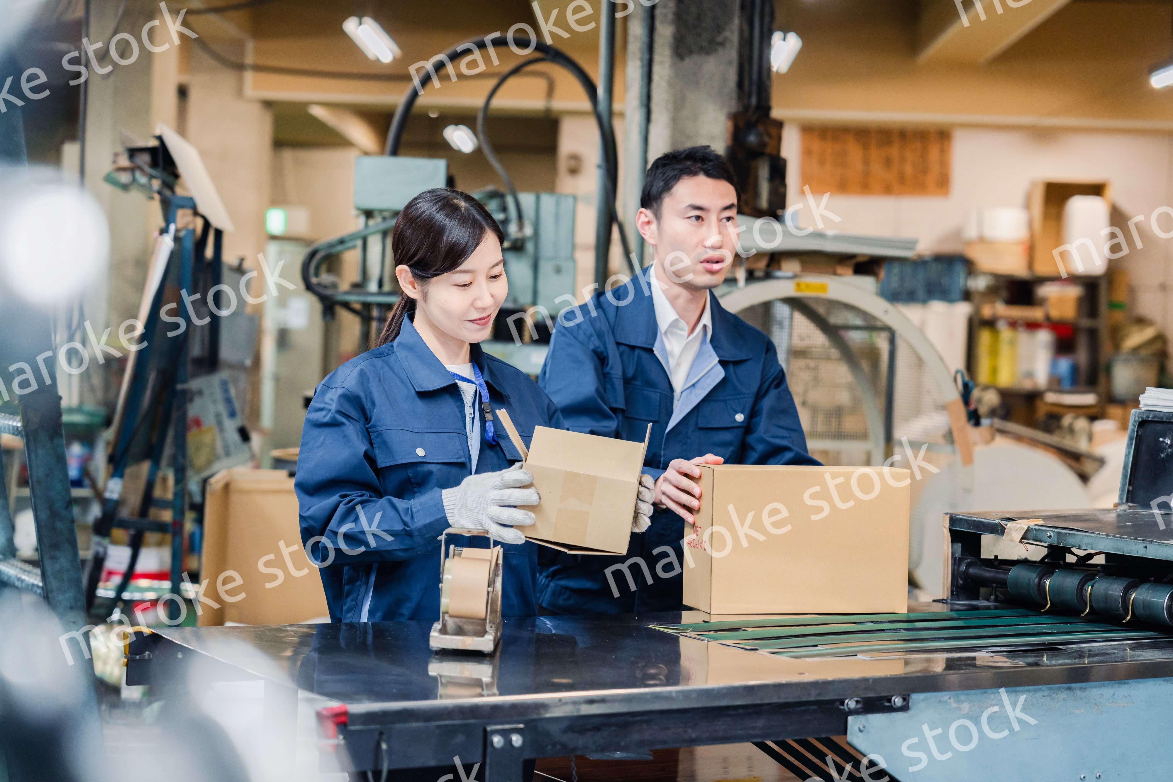 荷物の発送業務をするスタッフ