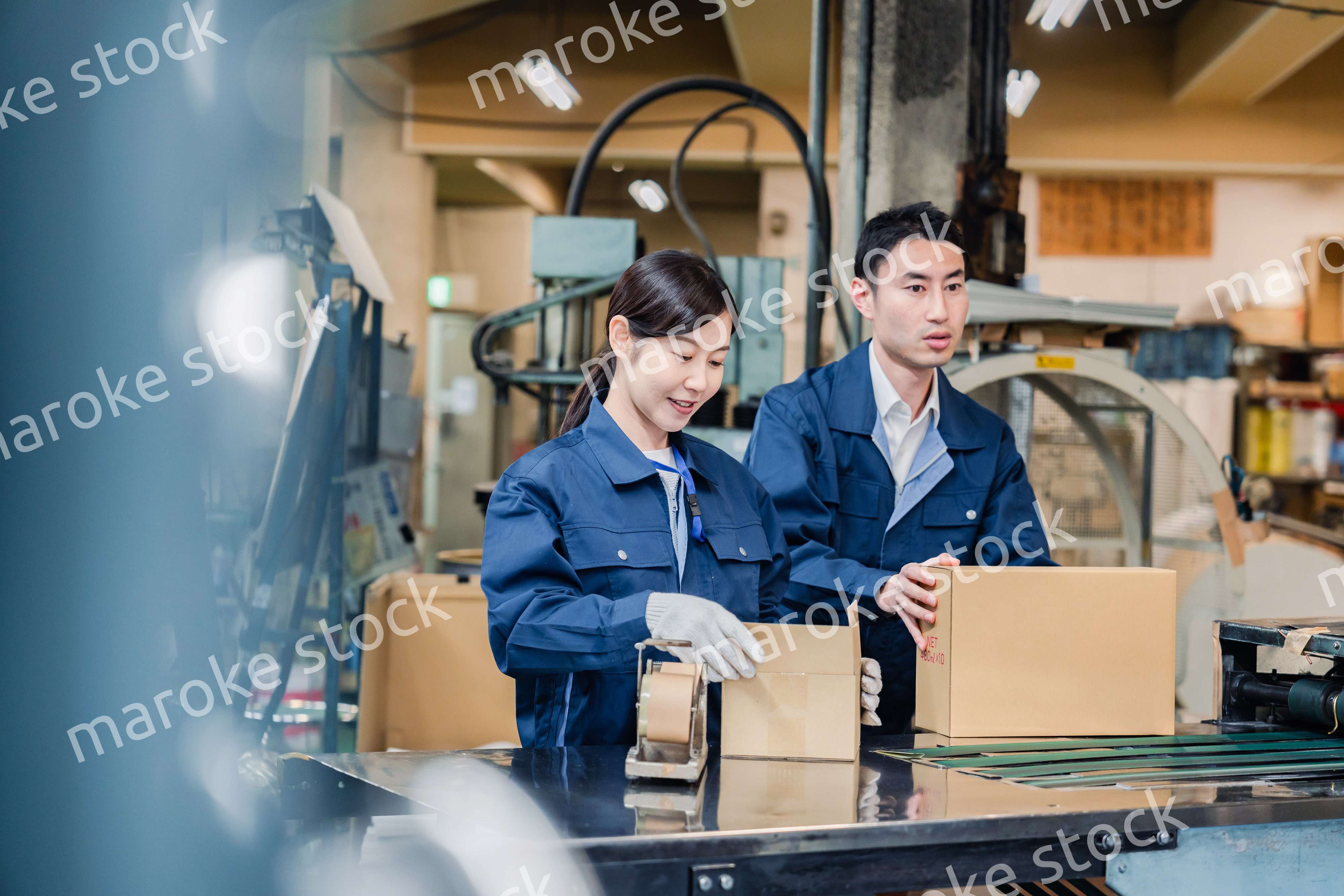 荷物の発送業務をするスタッフ