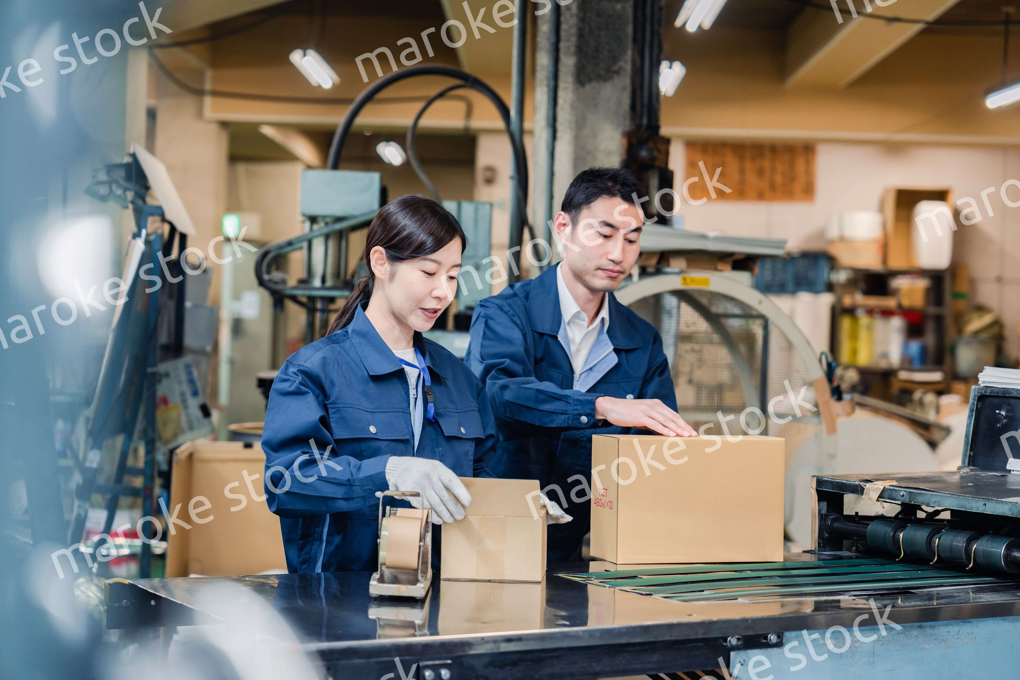 荷物の発送業務をするスタッフ