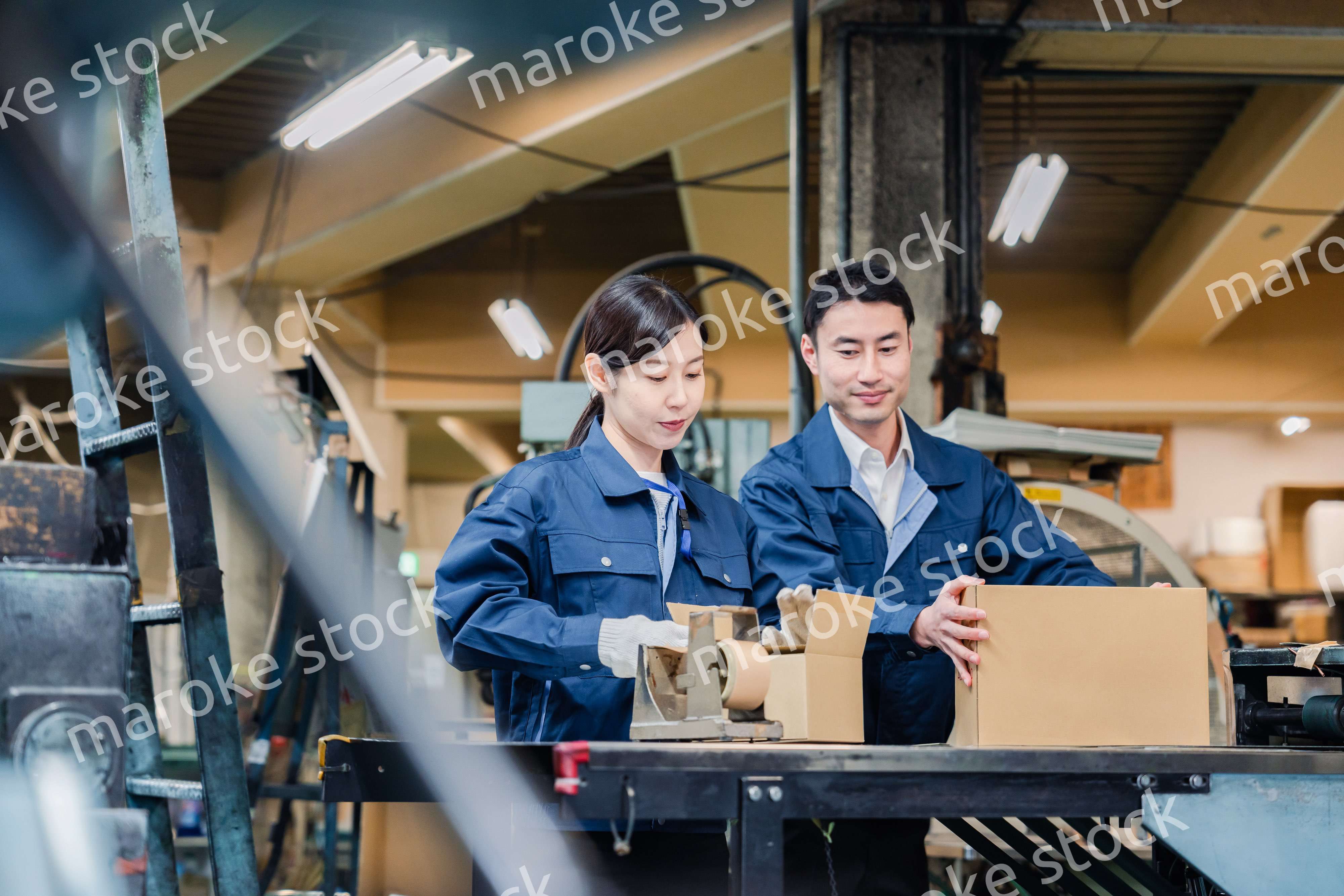 荷物の発送業務をするスタッフ