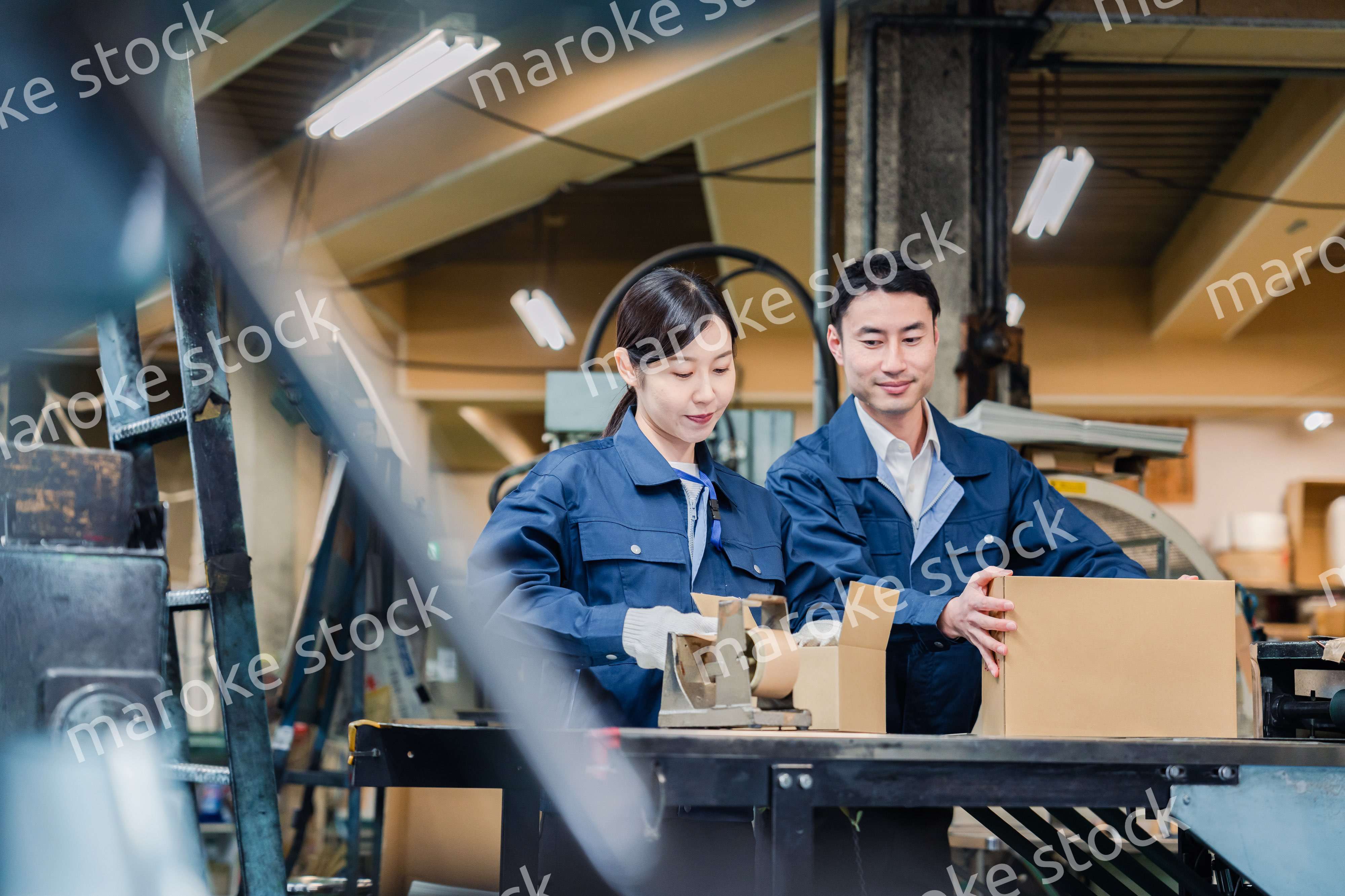 荷物の発送業務をするスタッフ