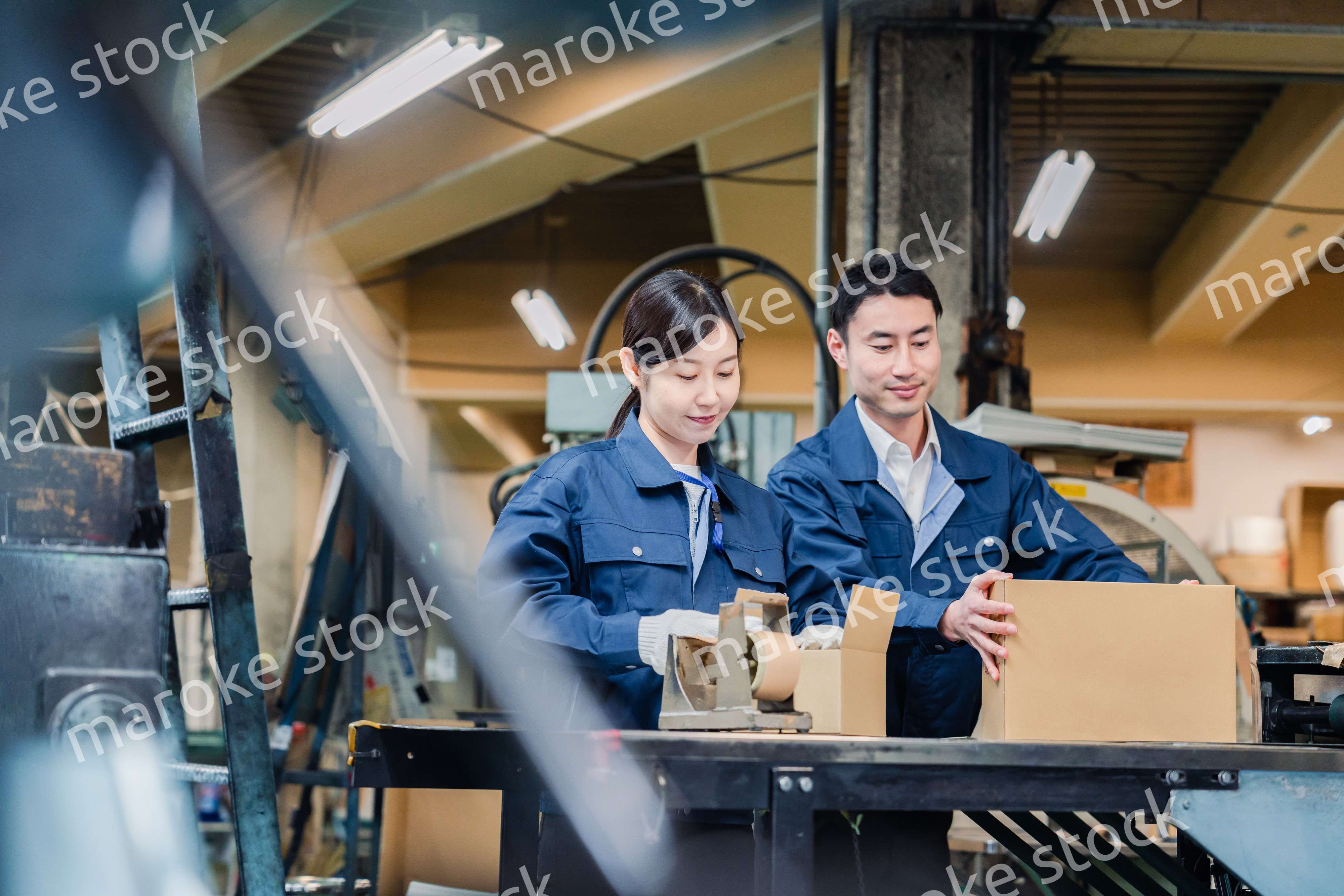 荷物の発送業務をするスタッフ