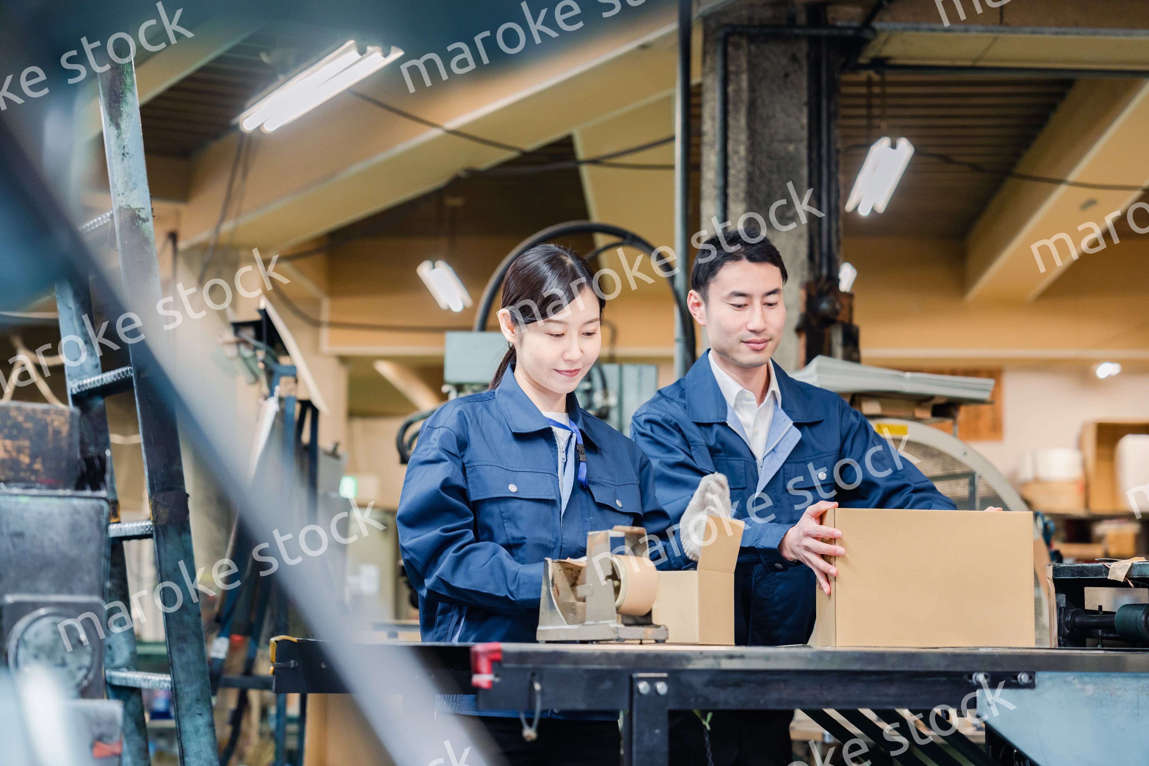 荷物の発送業務をするスタッフ