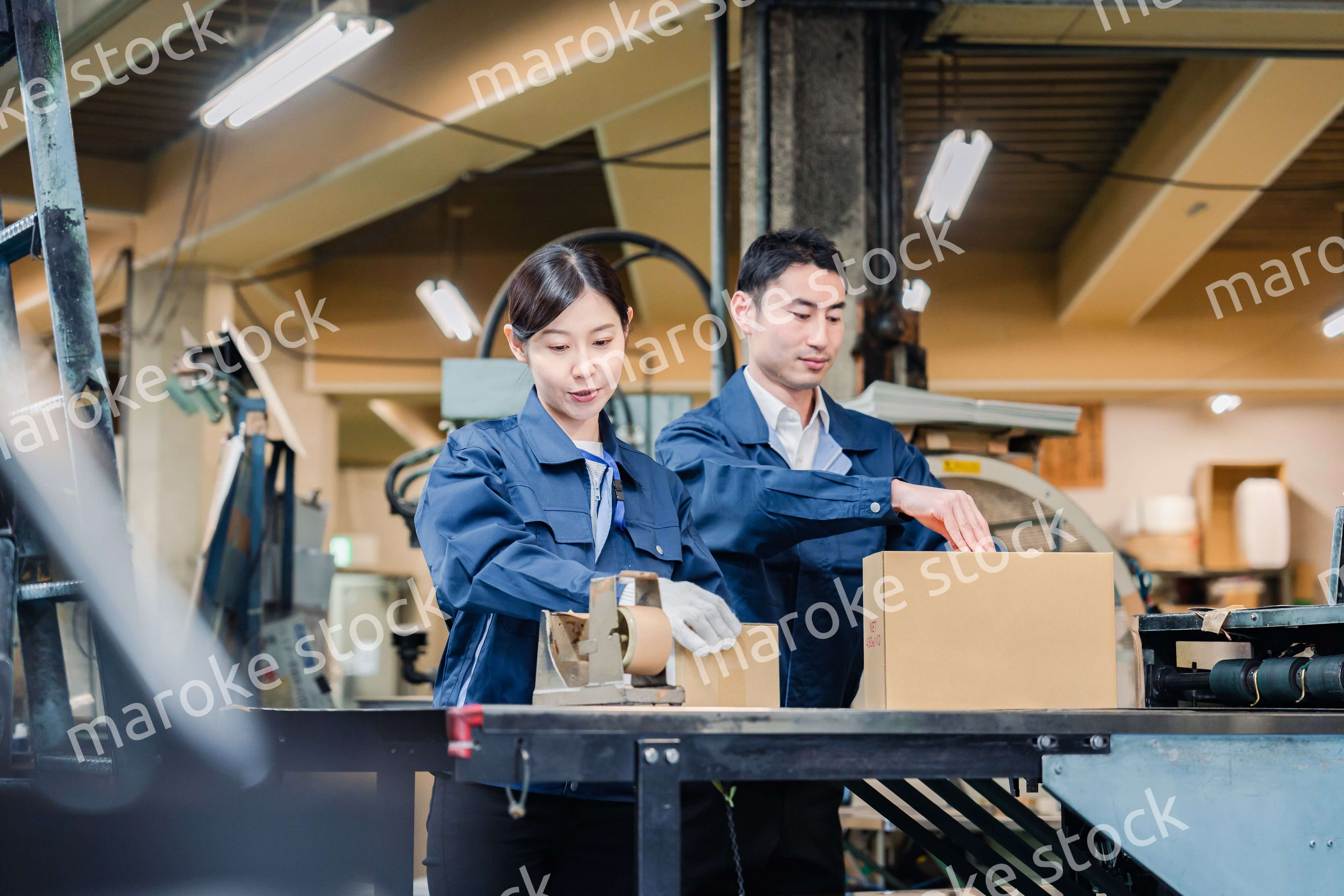 荷物の発送業務をするスタッフ