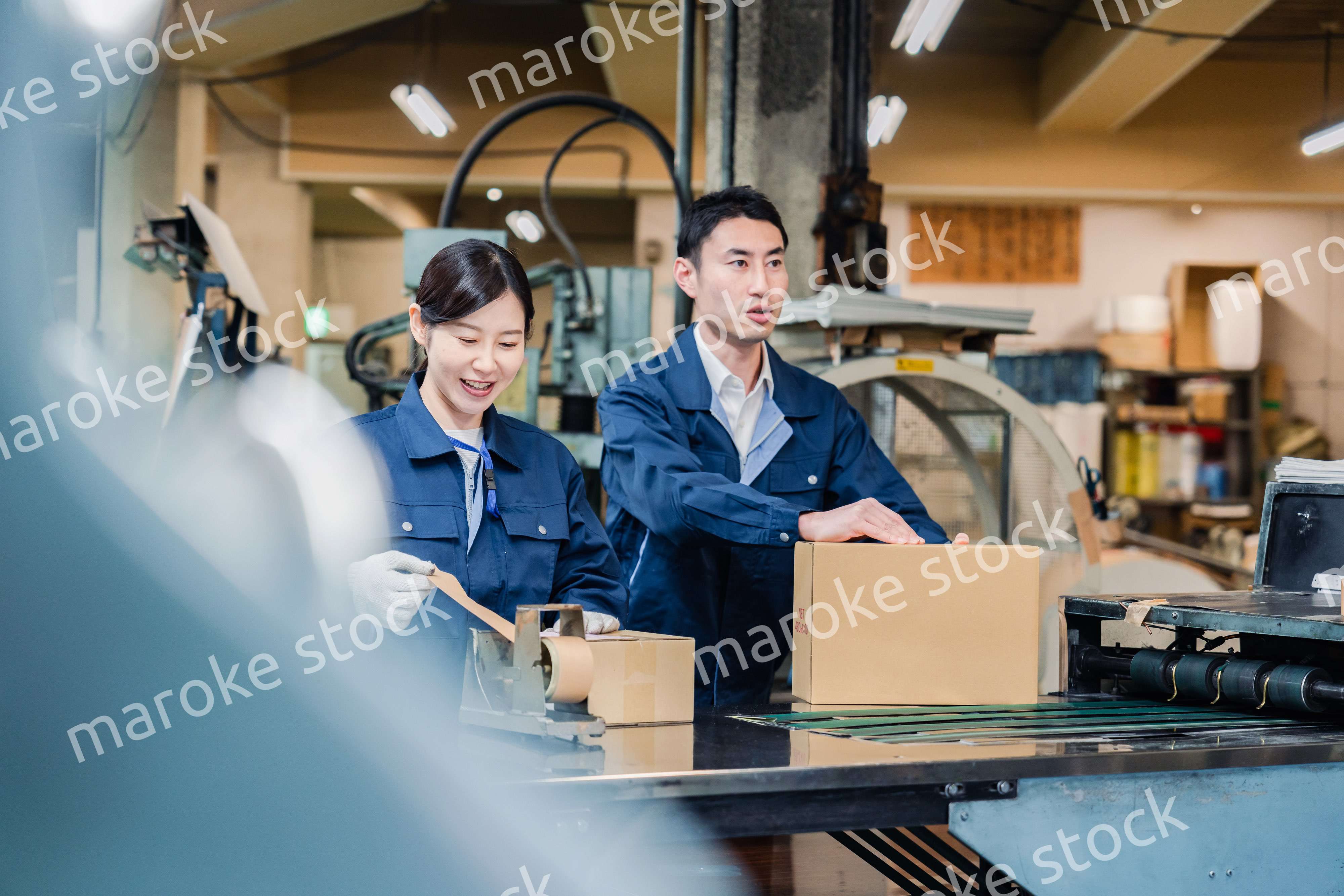 荷物の発送業務をするスタッフ