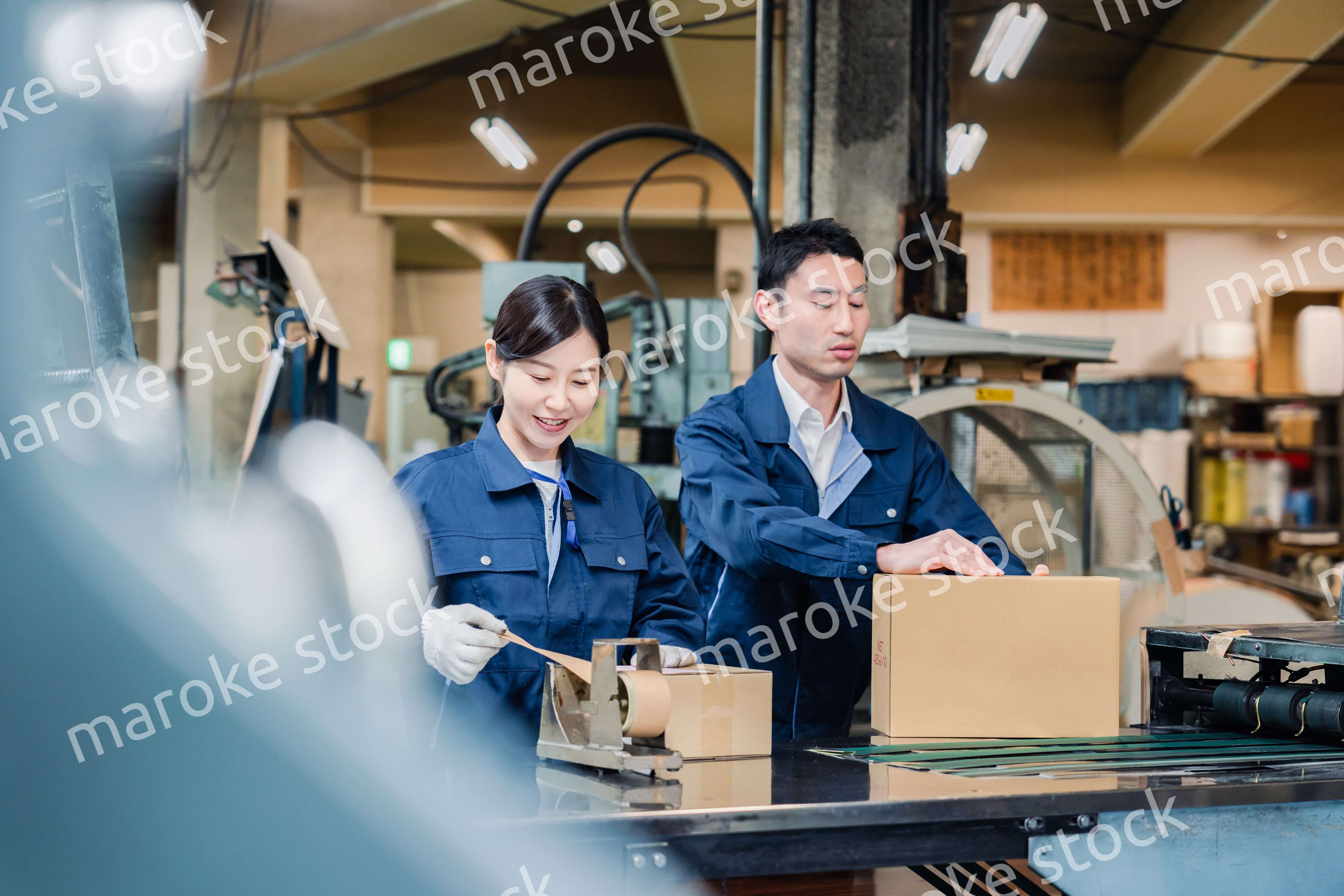 荷物の発送業務をするスタッフ