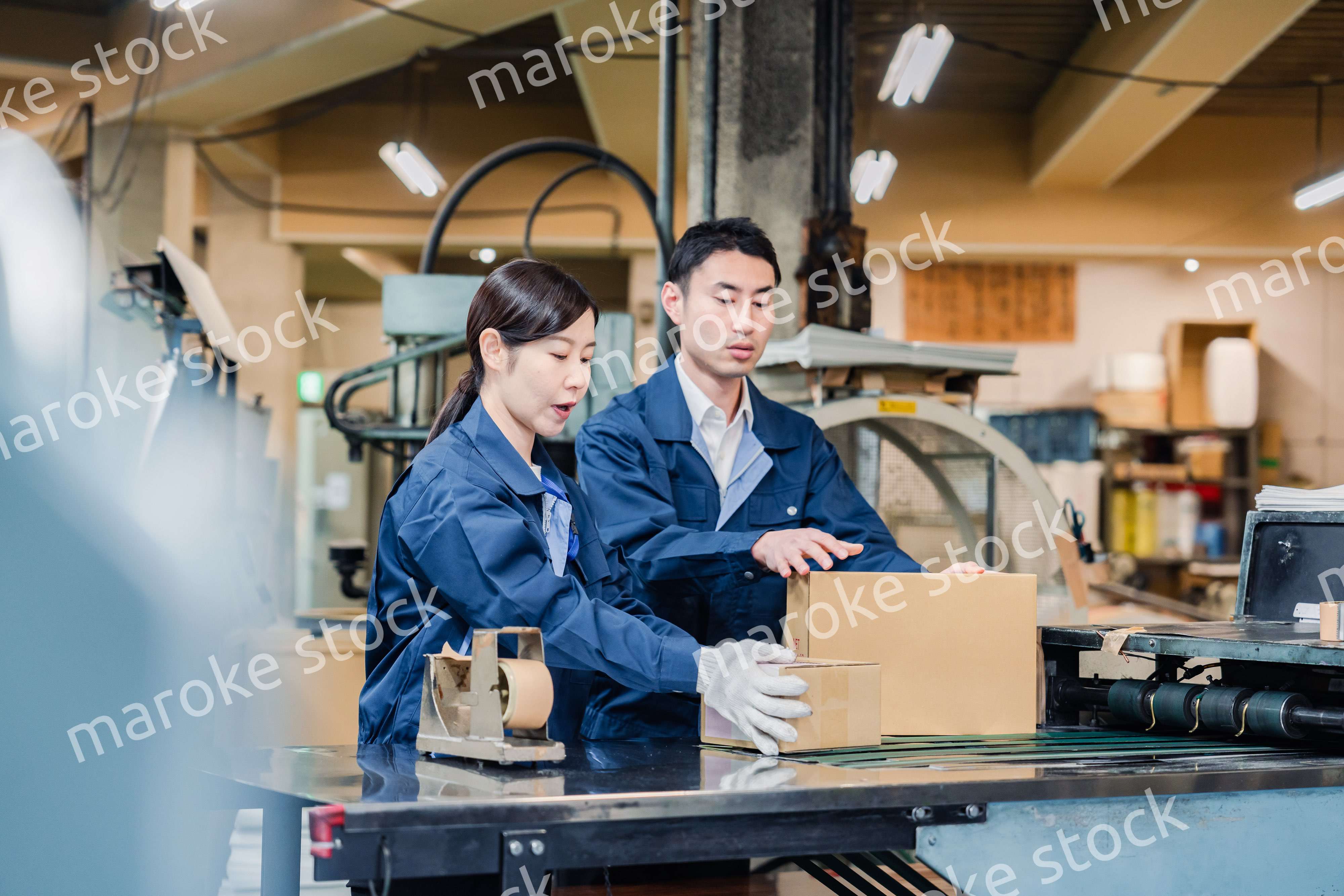 荷物の発送業務をするスタッフ