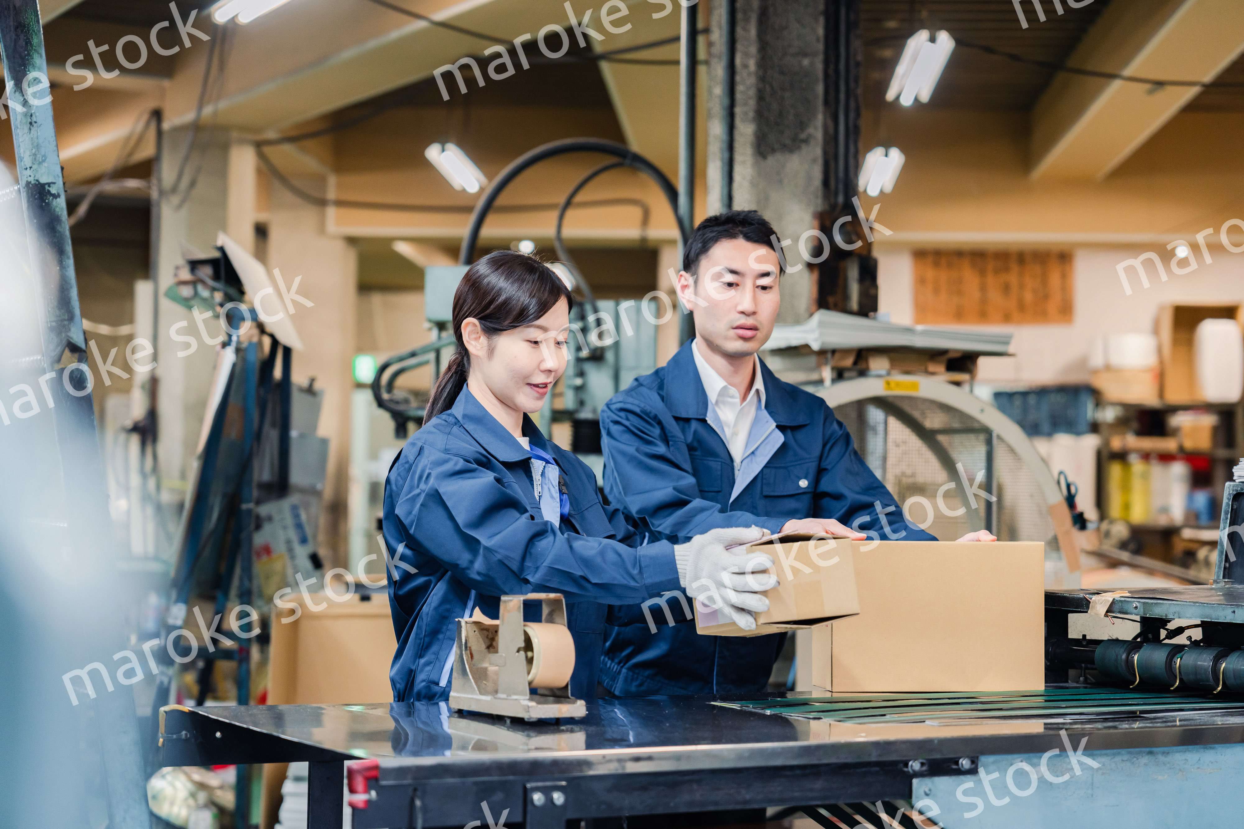 荷物の発送業務をするスタッフ