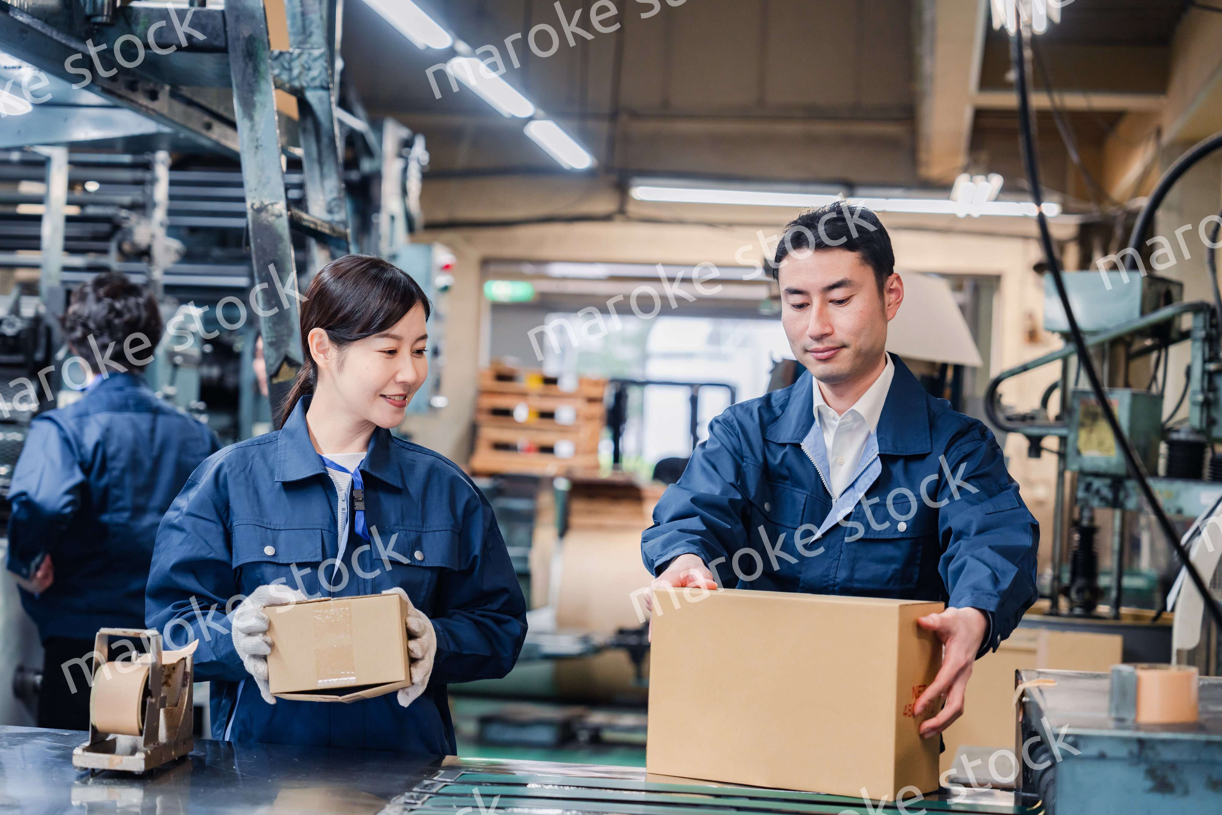 物流センターで発送業務をする作業員