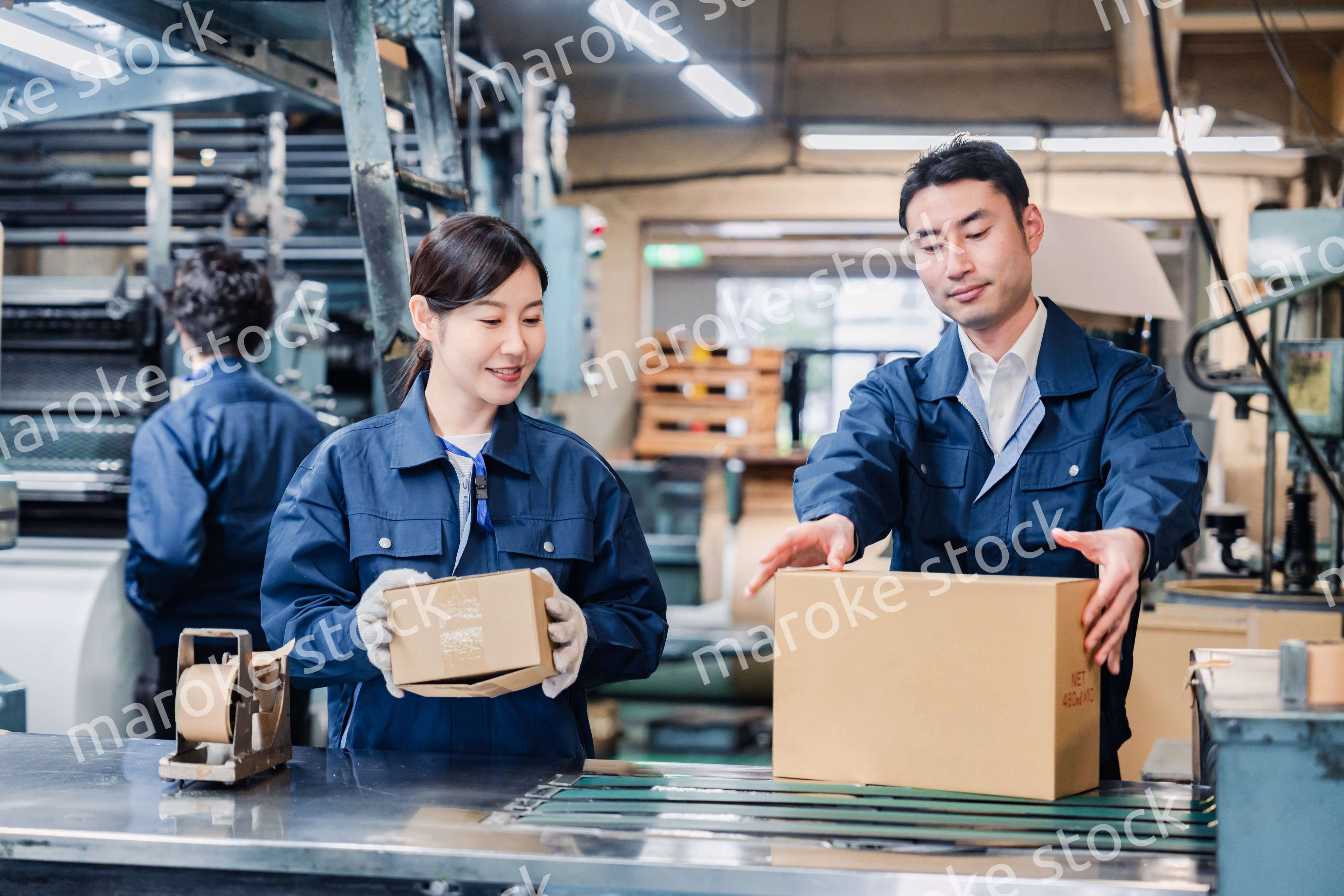 物流センターで発送業務をする作業員