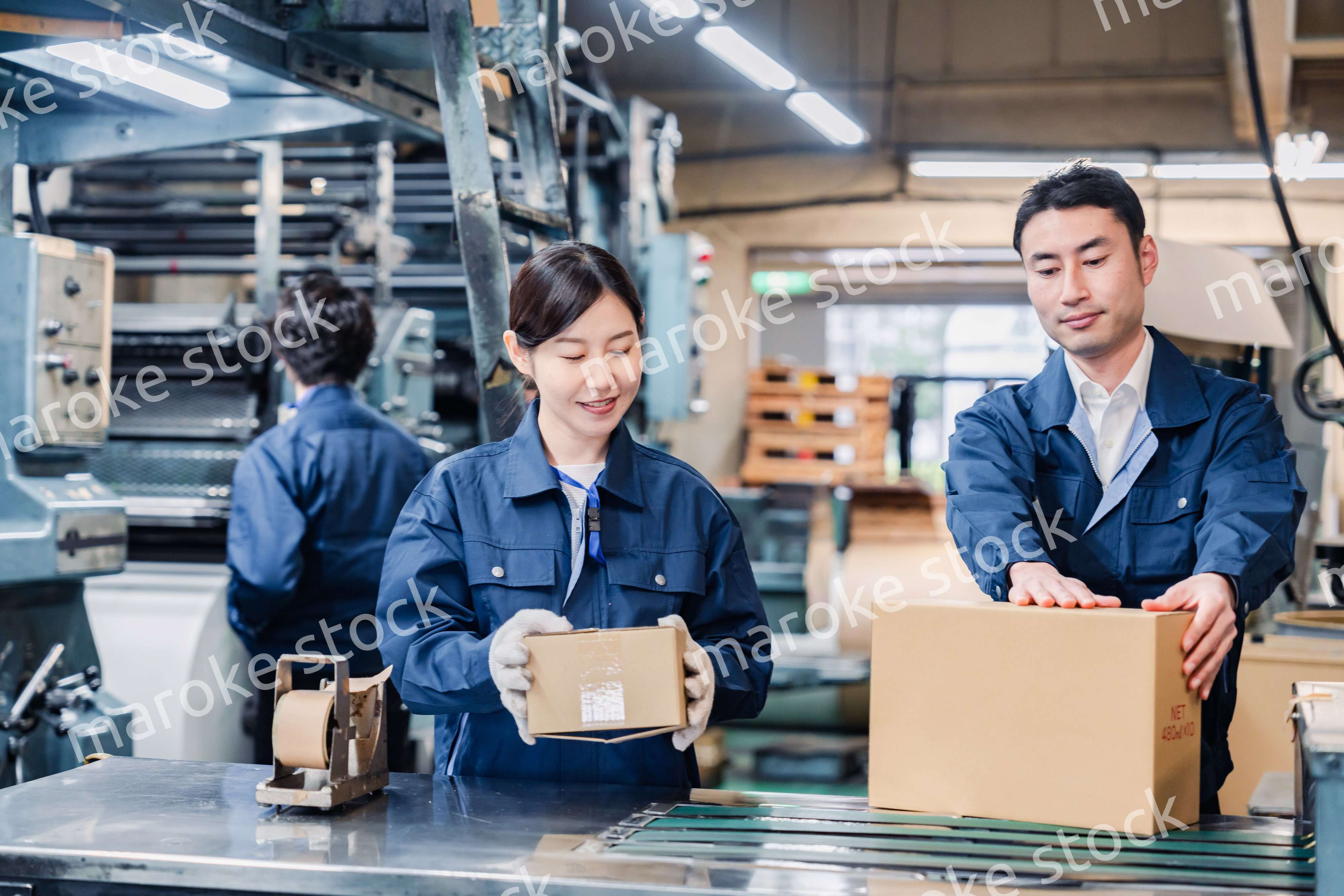 物流センターで発送業務をする作業員