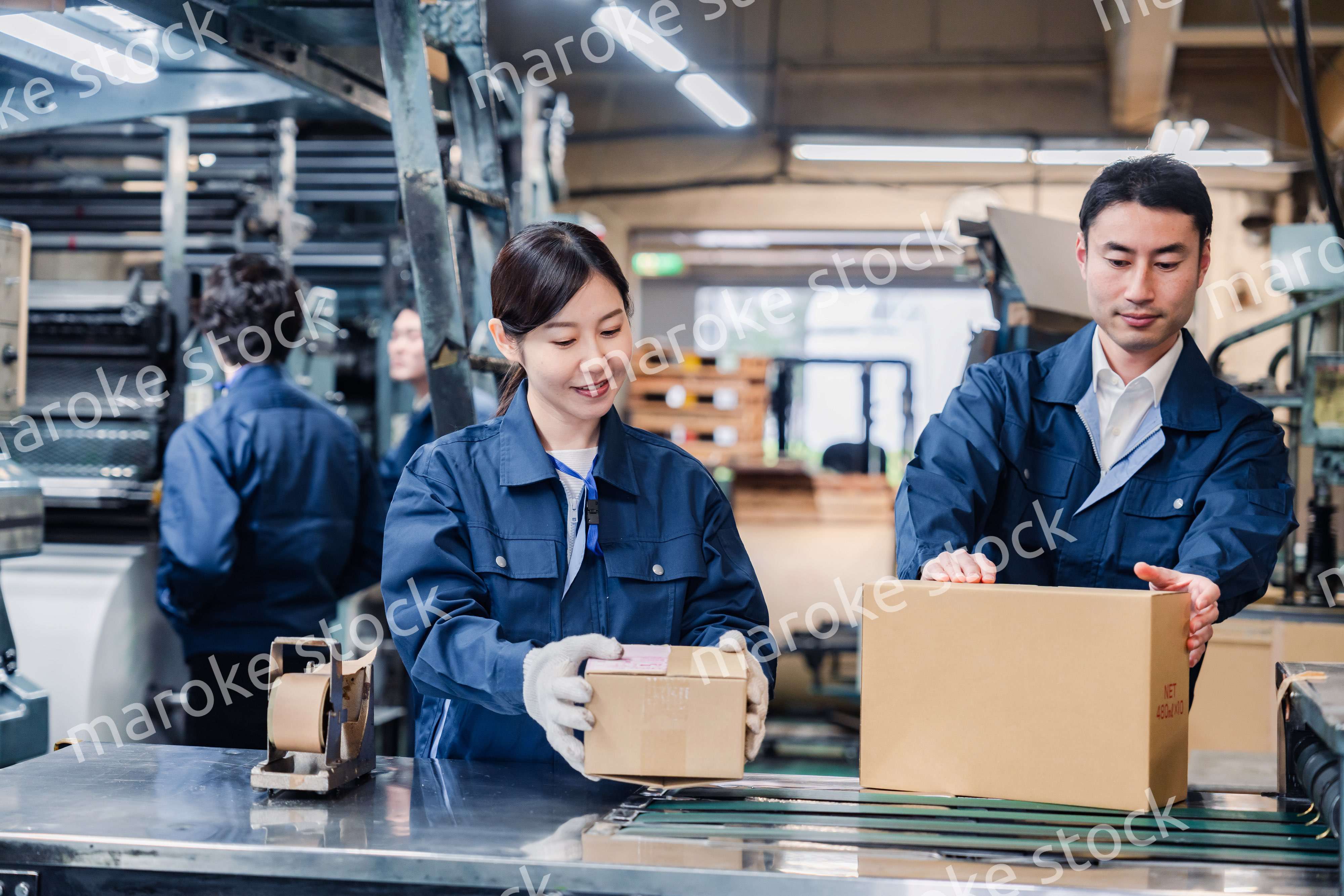 物流センターで発送業務をする作業員