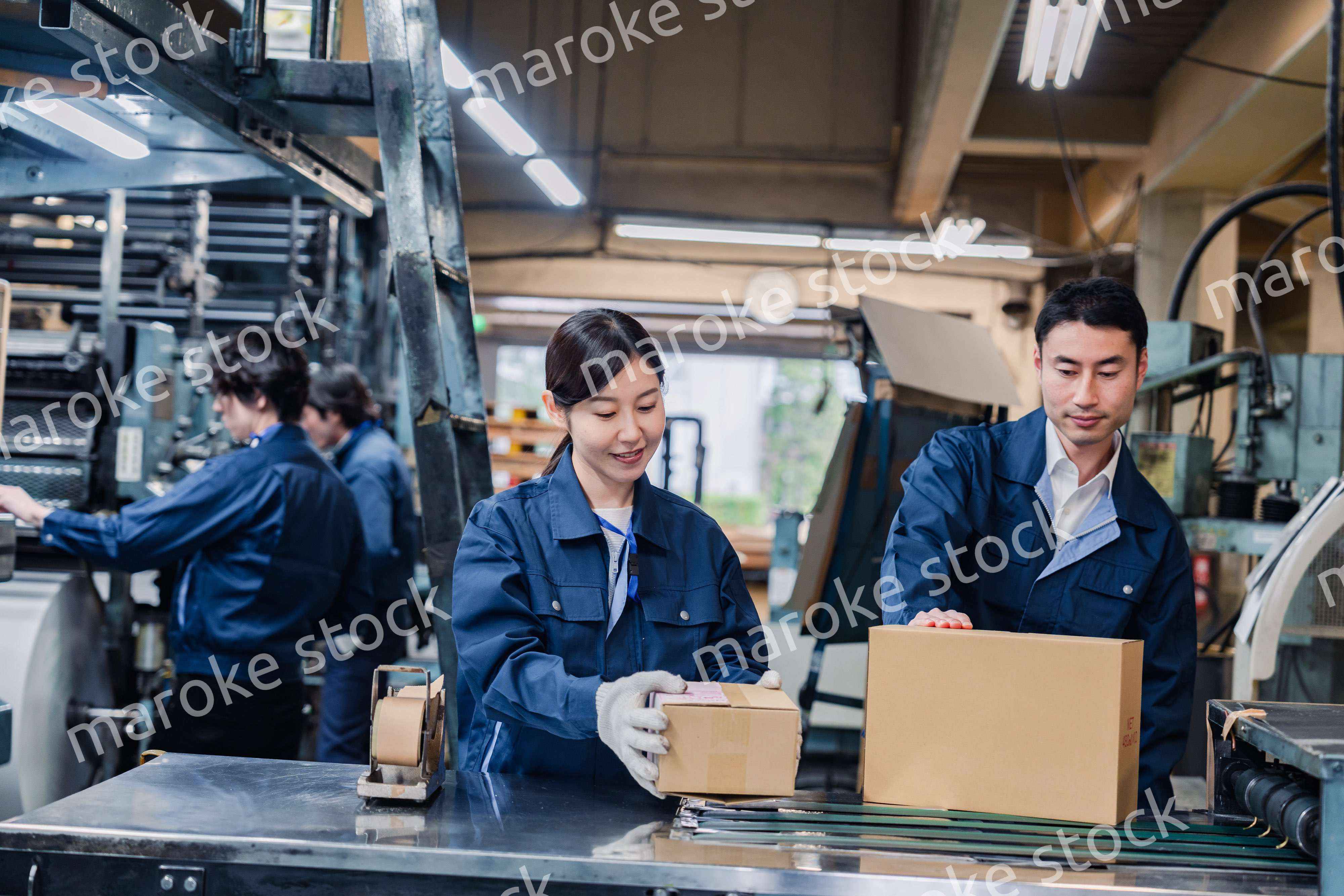 物流センターで発送業務をする作業員