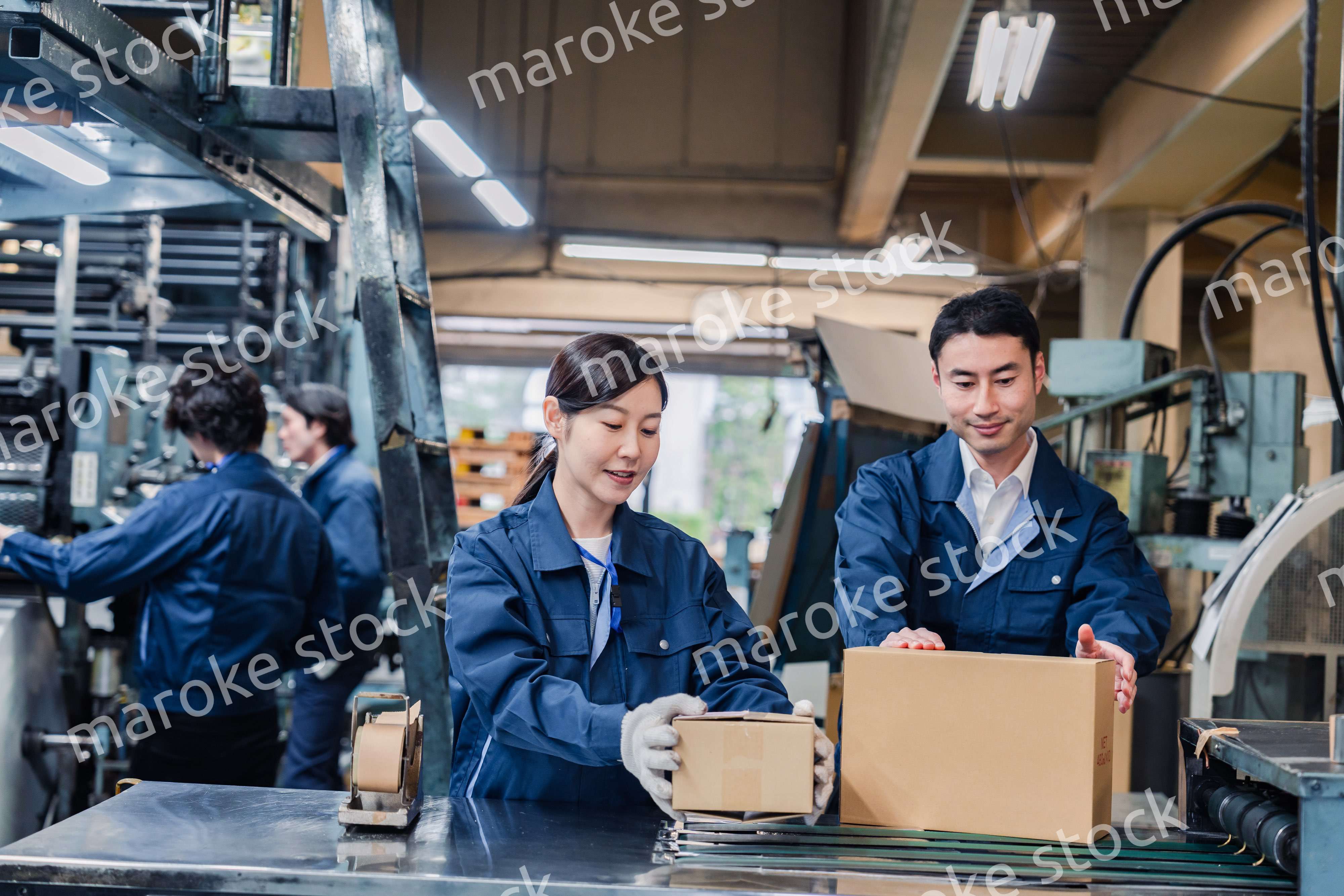 物流センターで発送業務をする作業員