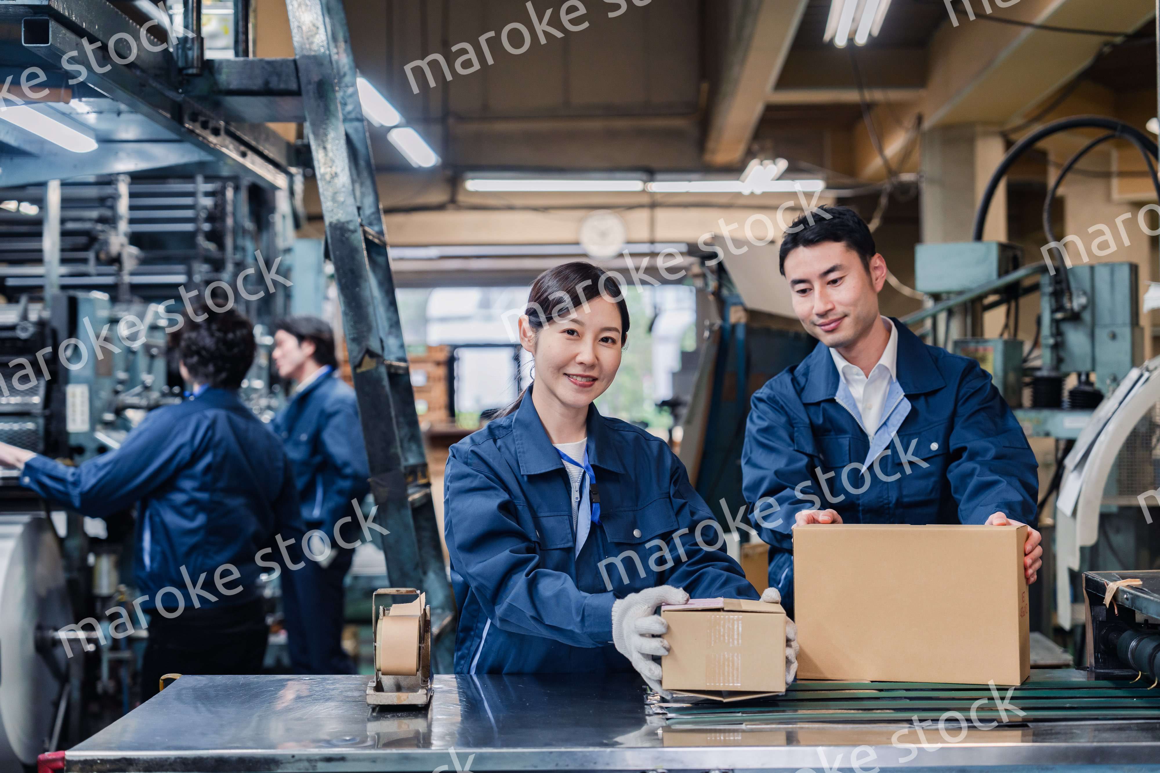 物流センターで発送業務をする作業員