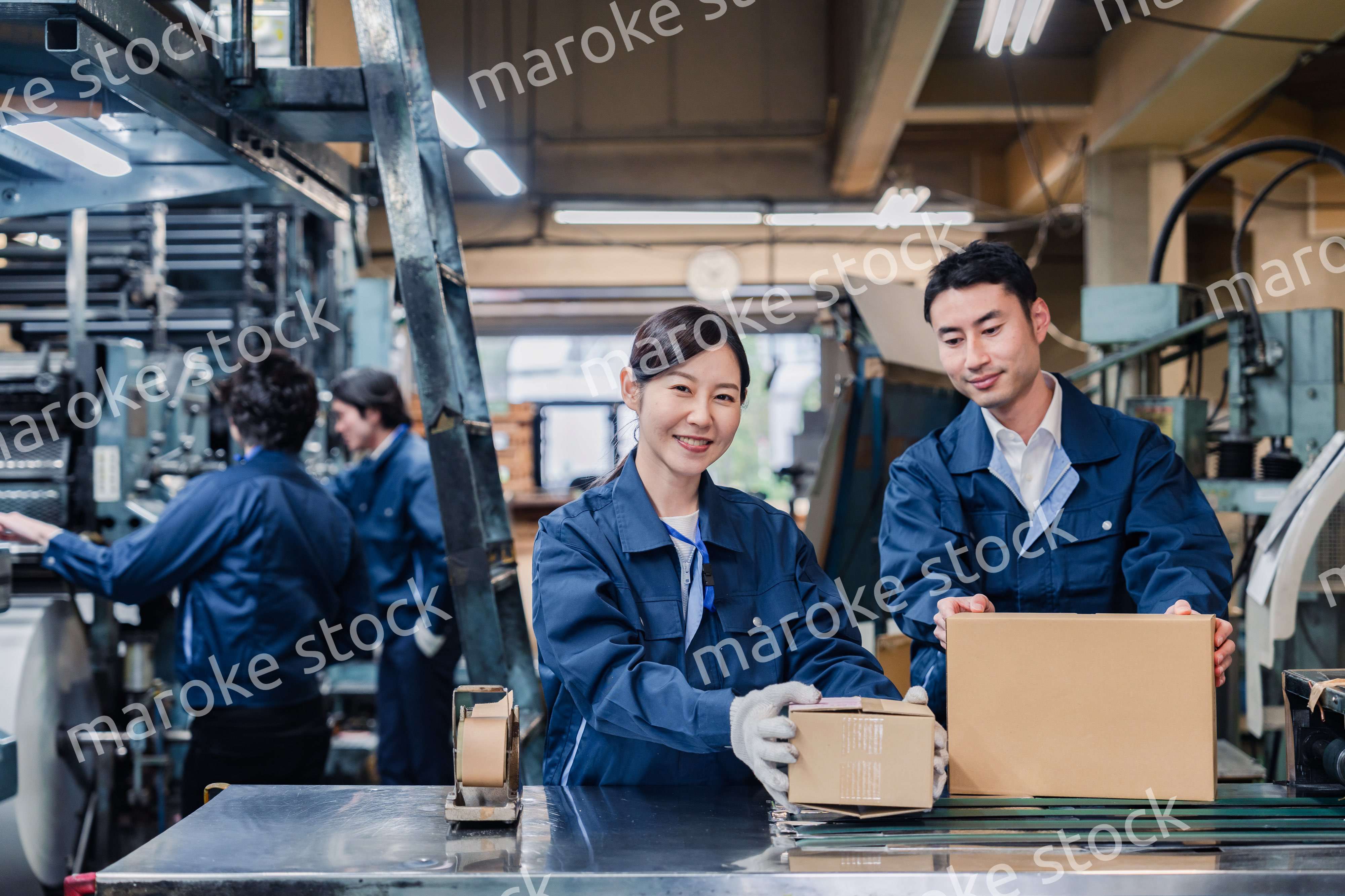 物流センターで発送業務をする作業員