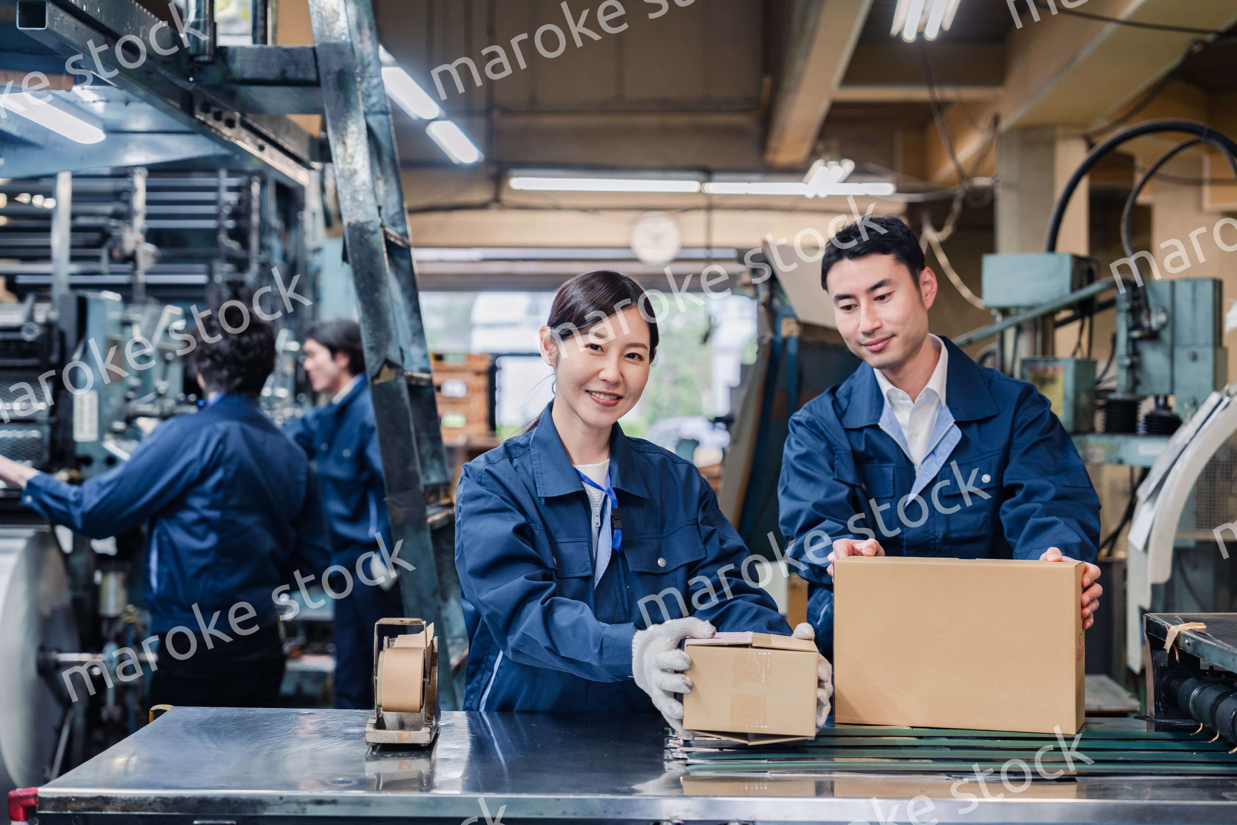 物流センターで発送業務をする作業員