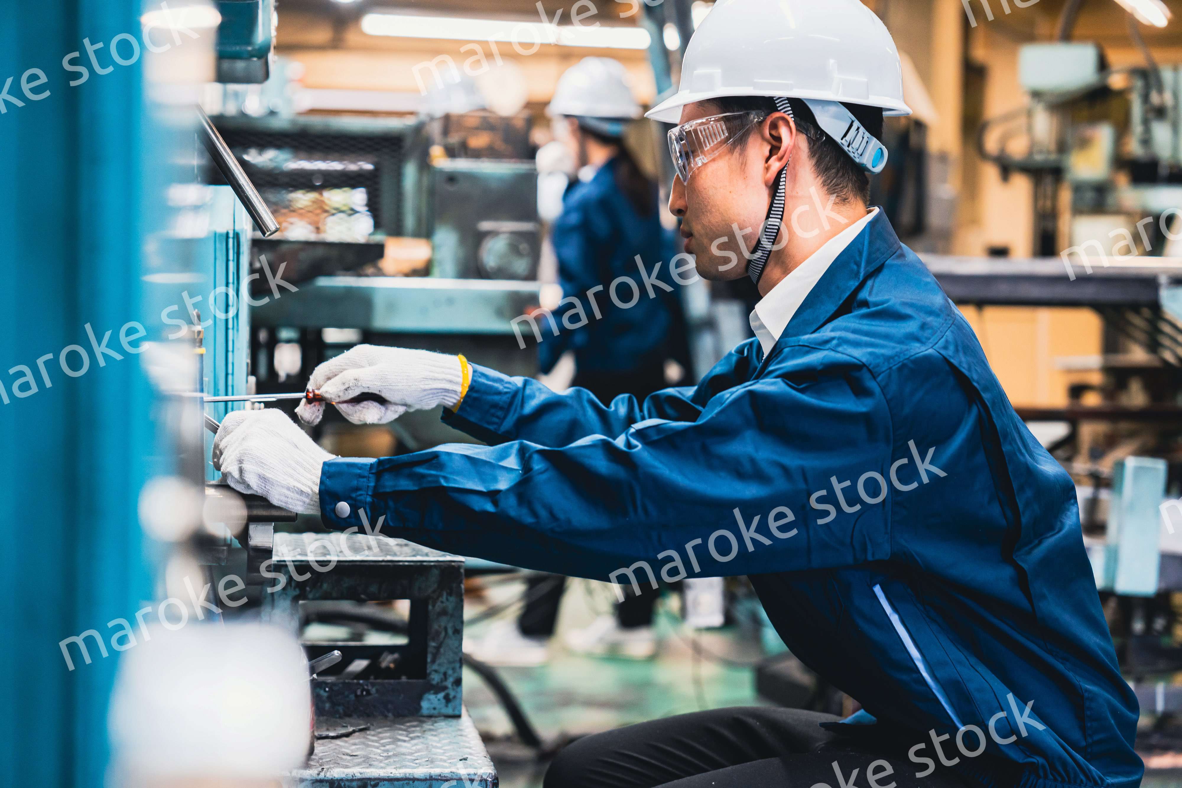 自動車修理工場で働く男性