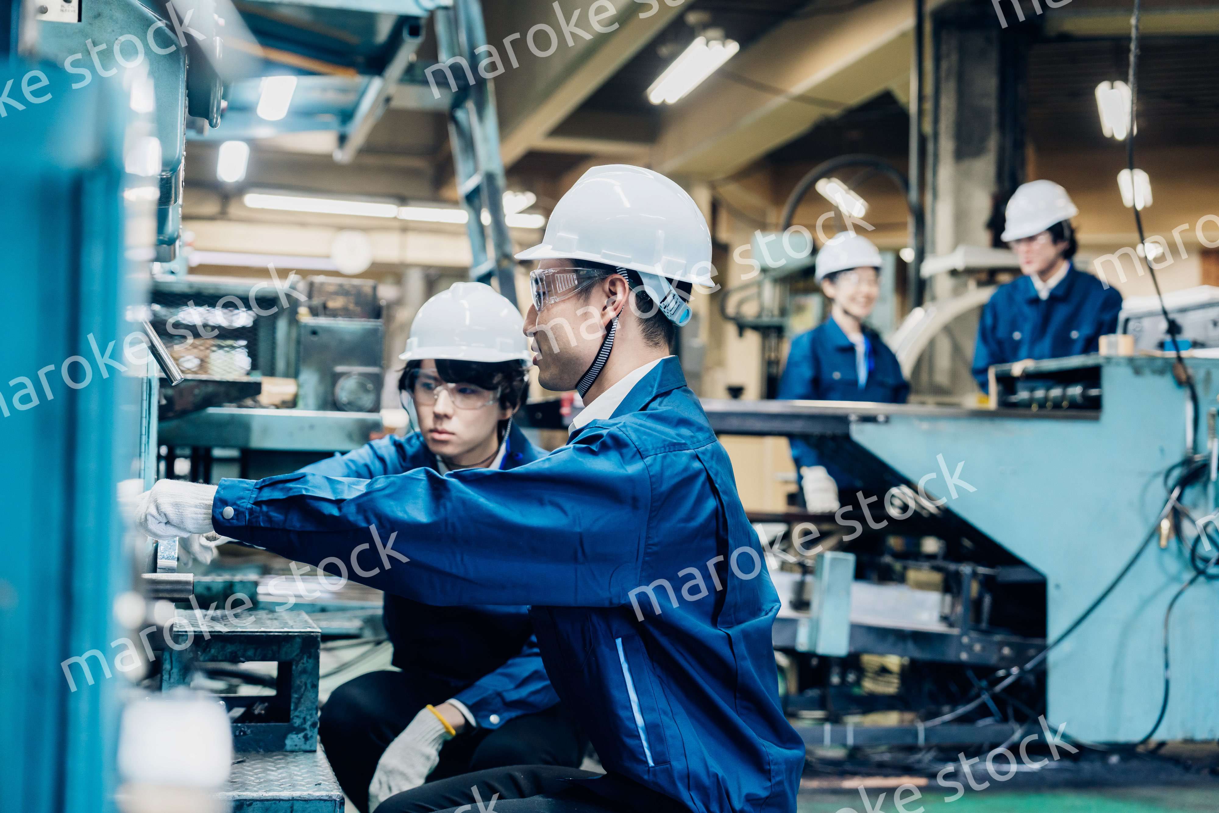 工場で機械の整備をする労働者