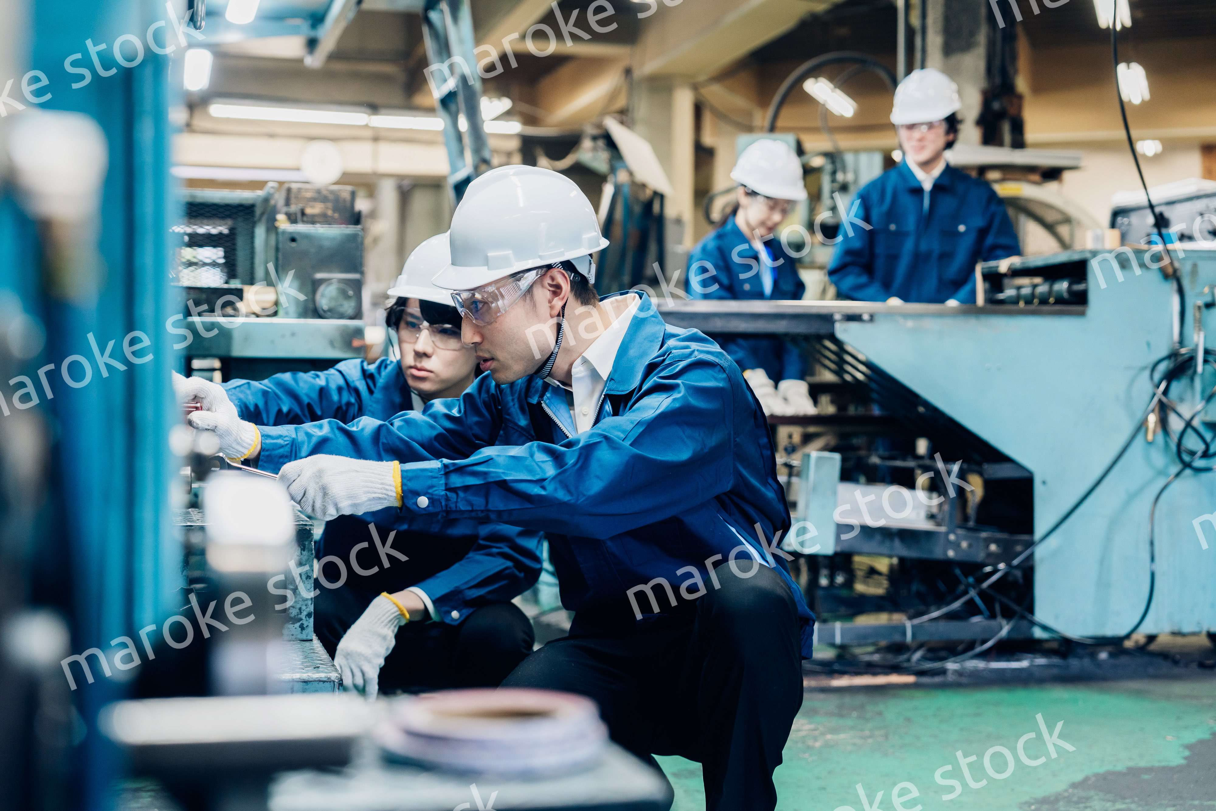 工場で機械の整備をする労働者