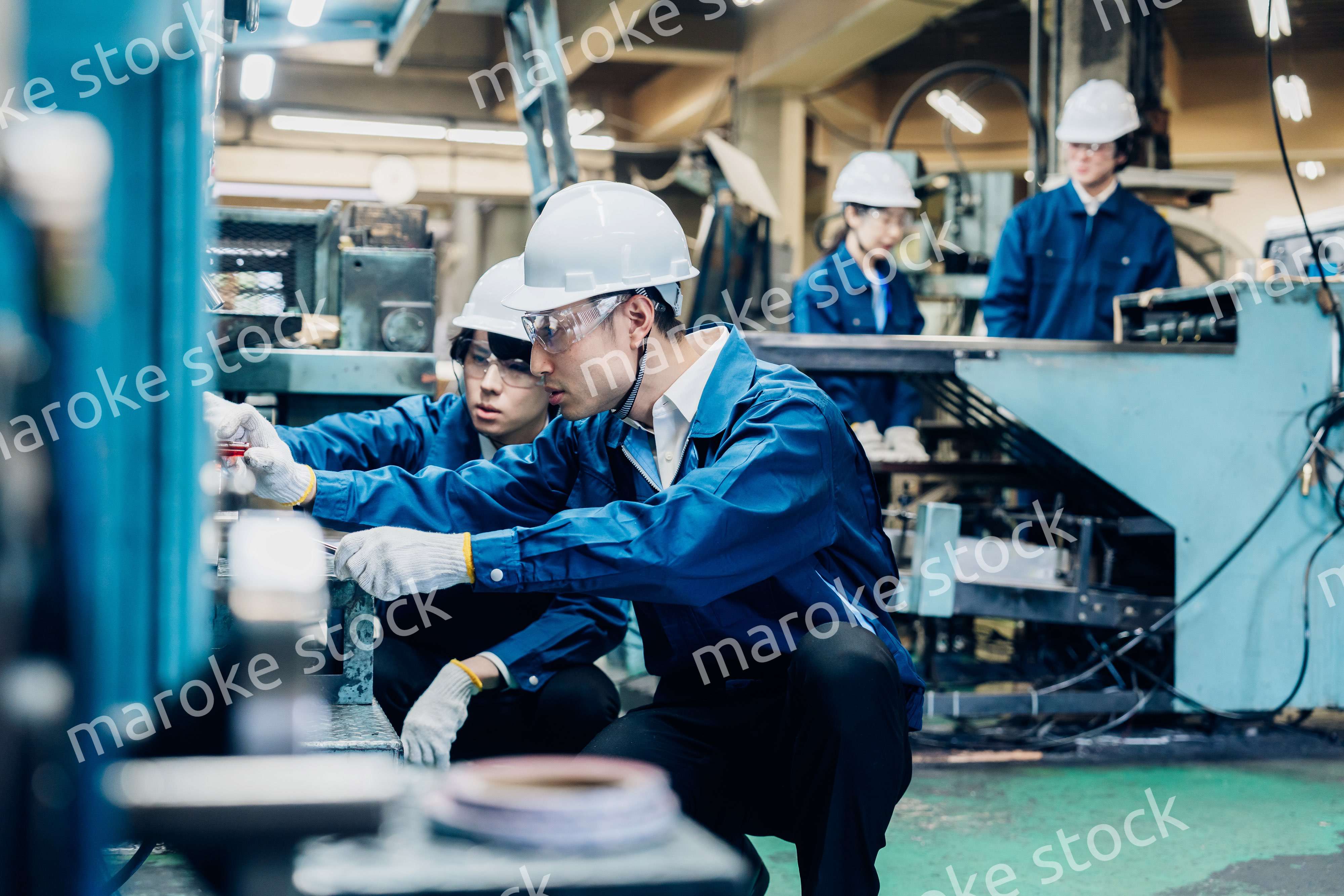 工場で機械の整備をする労働者
