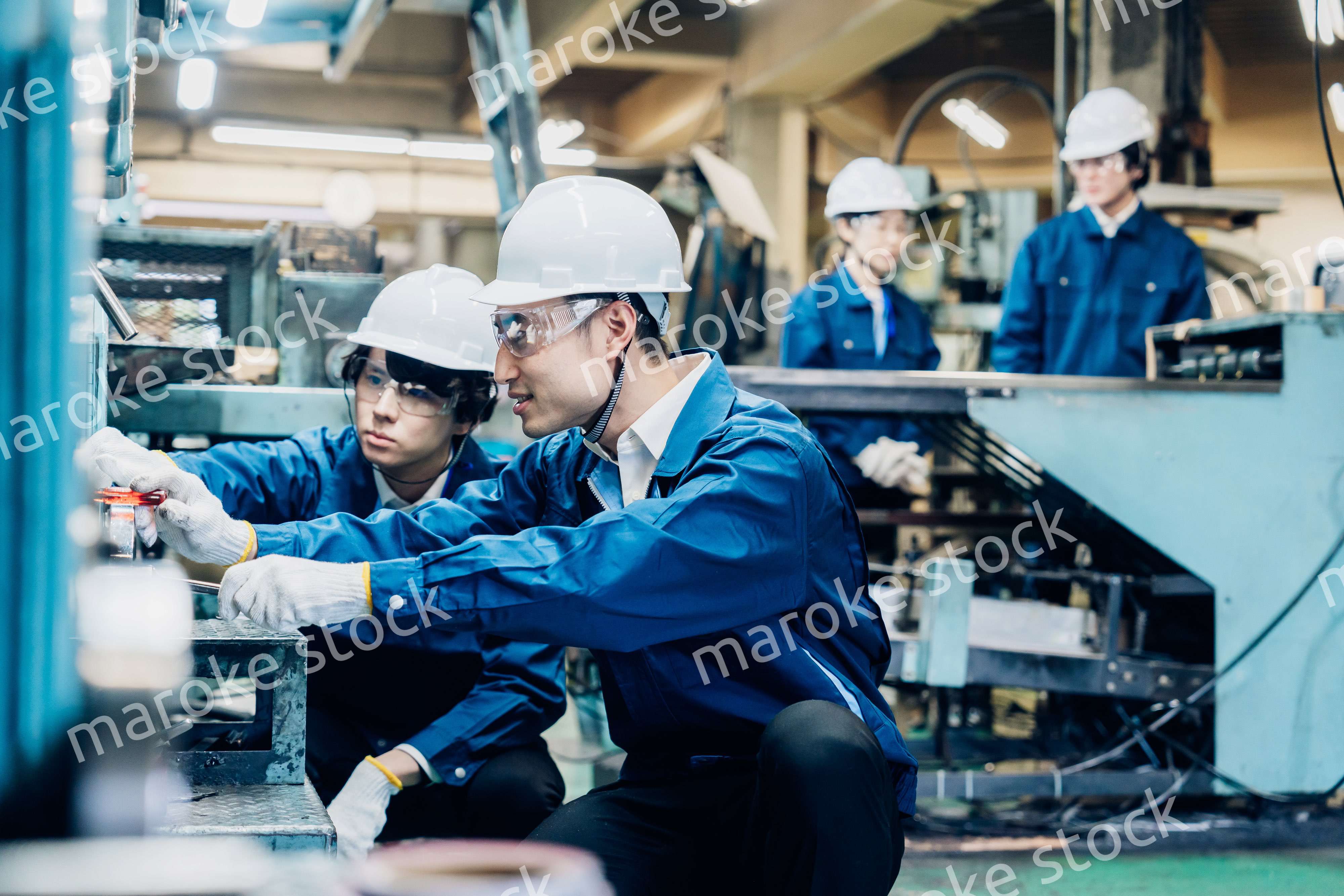 工場で機械の整備をする労働者