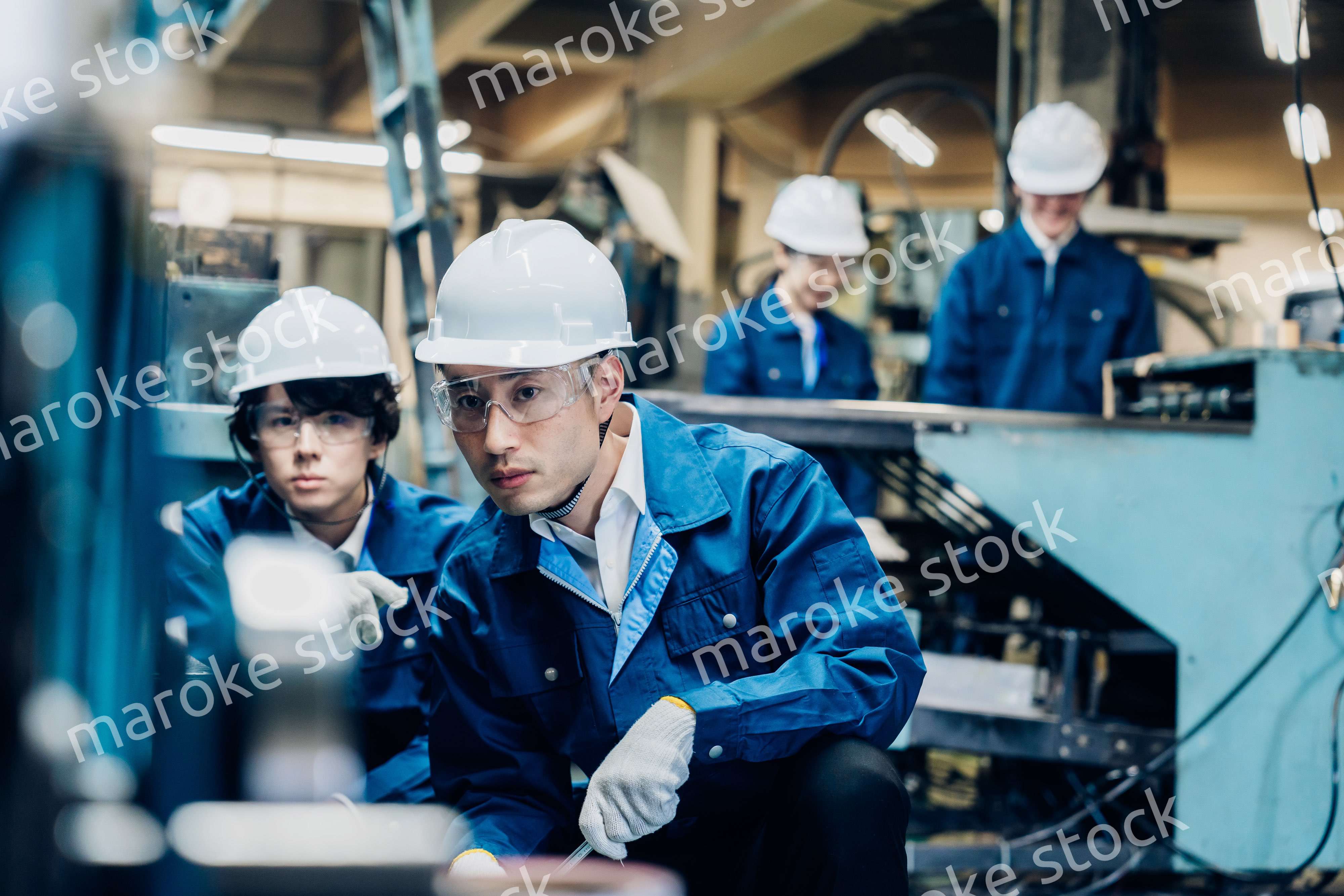 工場で機械の整備をする労働者