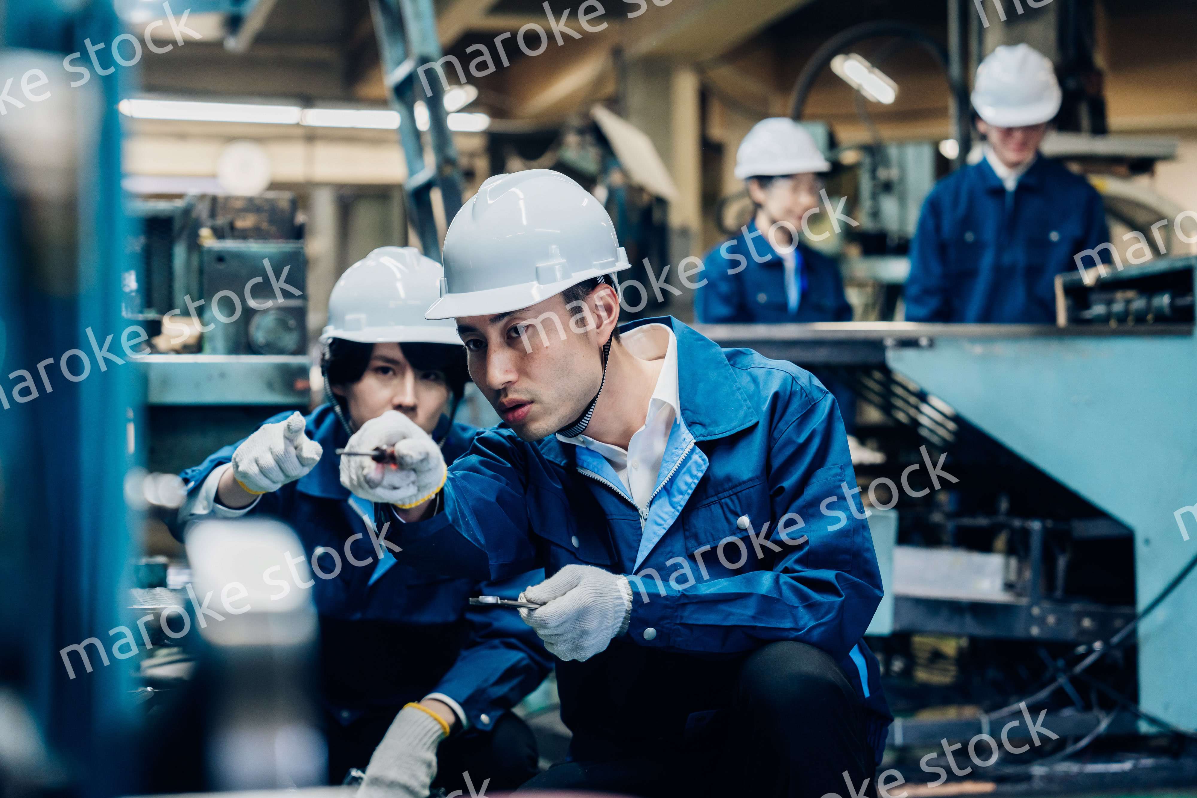 工場で機械の整備をする労働者