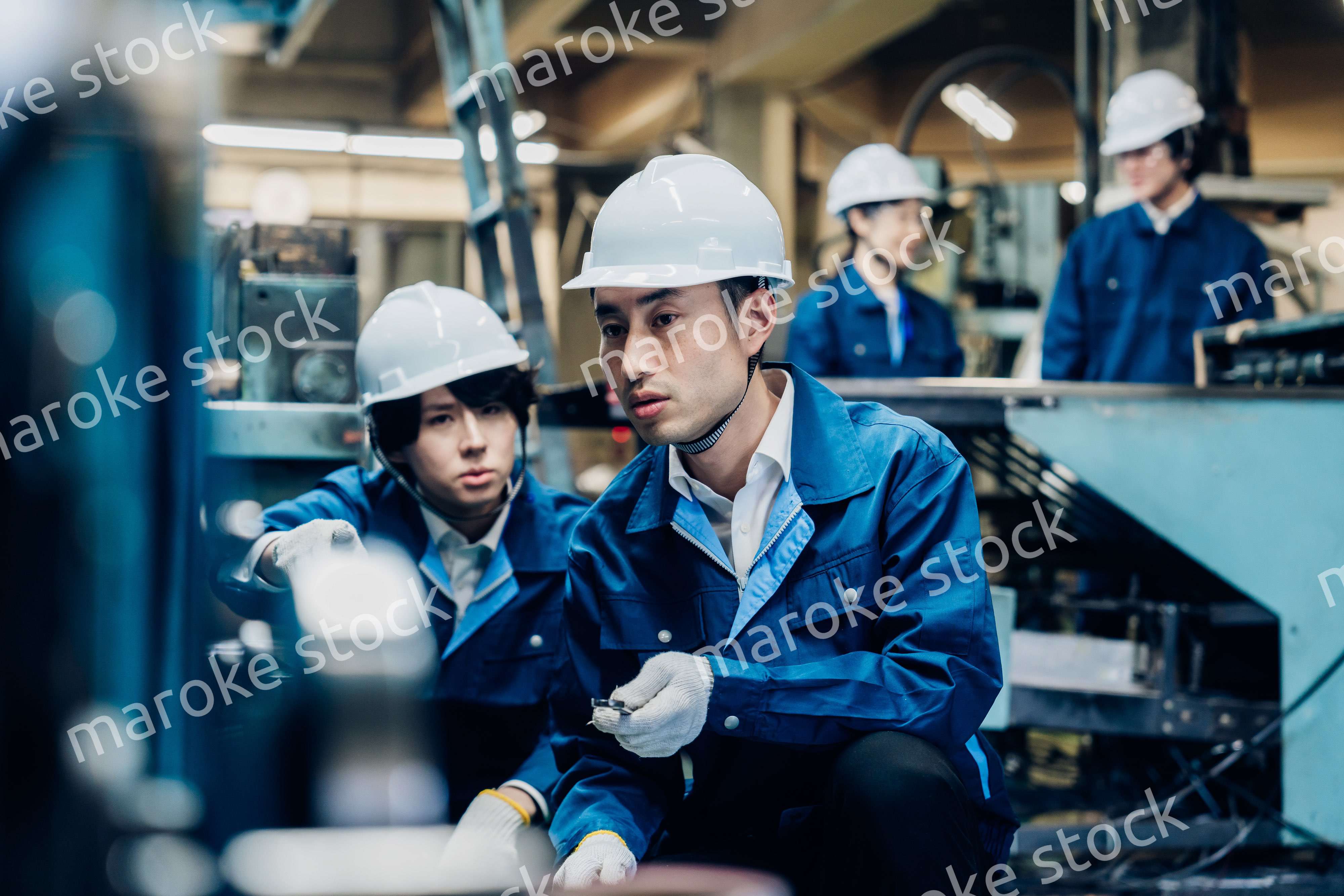 工場で機械の整備をする労働者