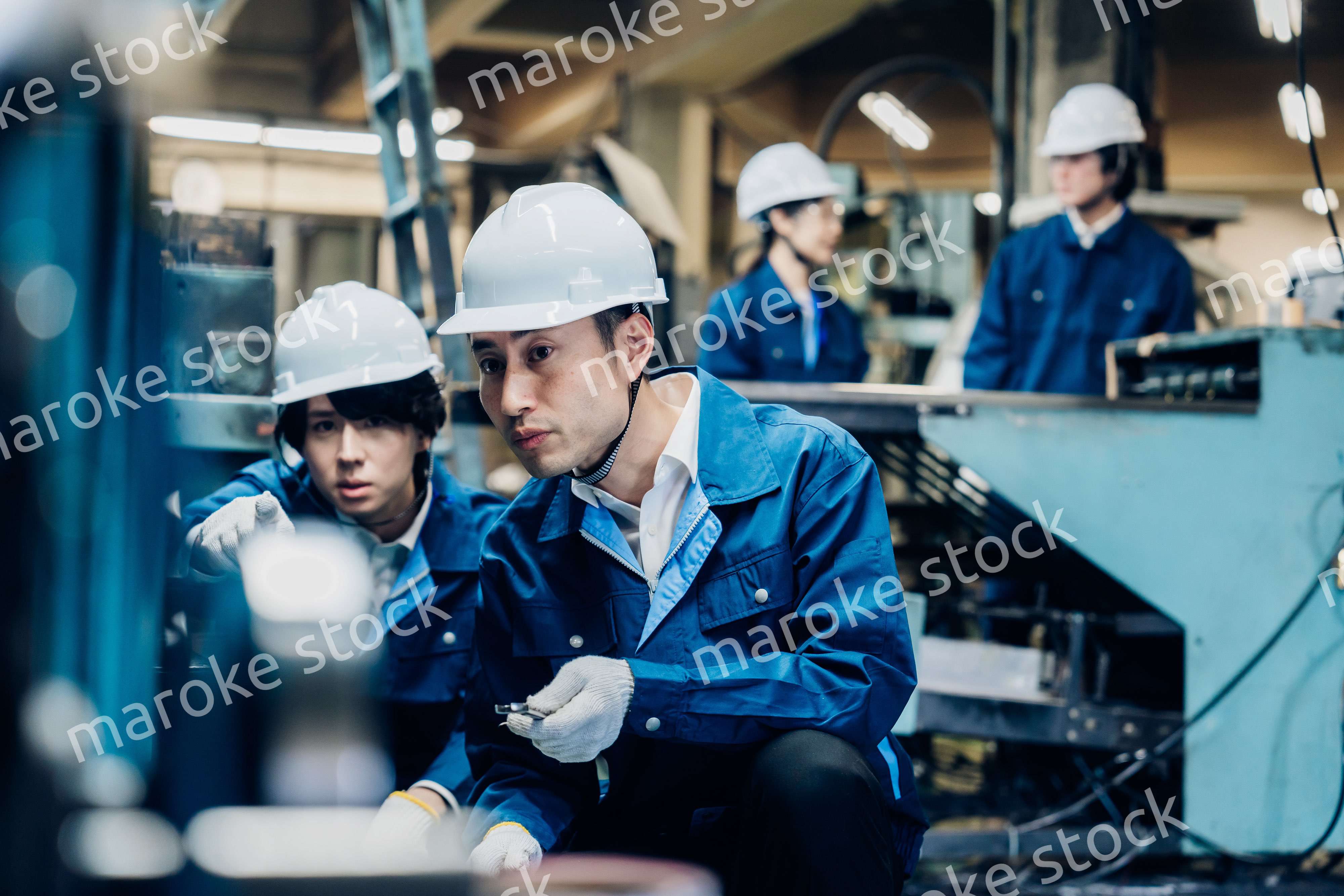 工場で機械の整備をする労働者