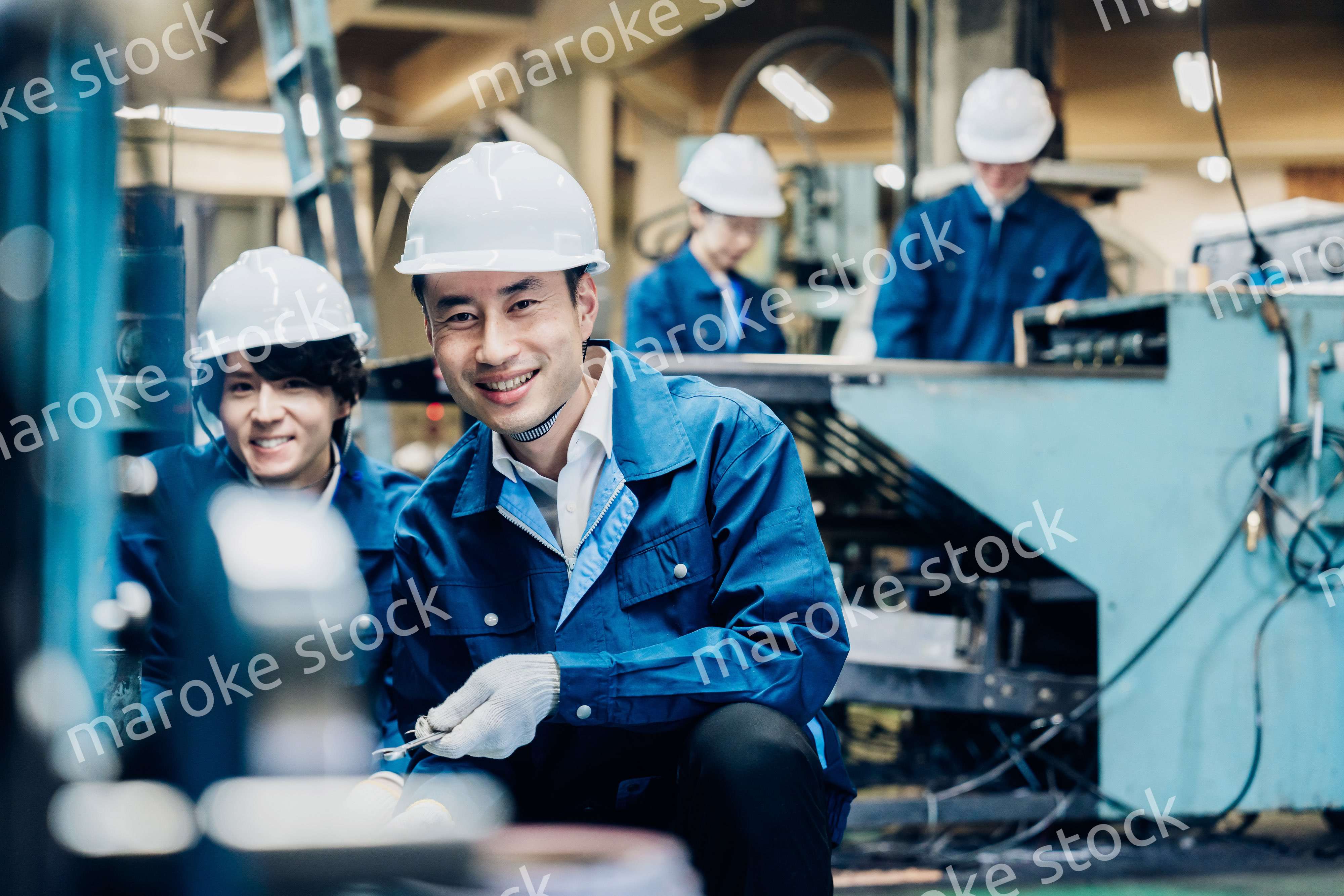 工場で機械の整備をする労働者