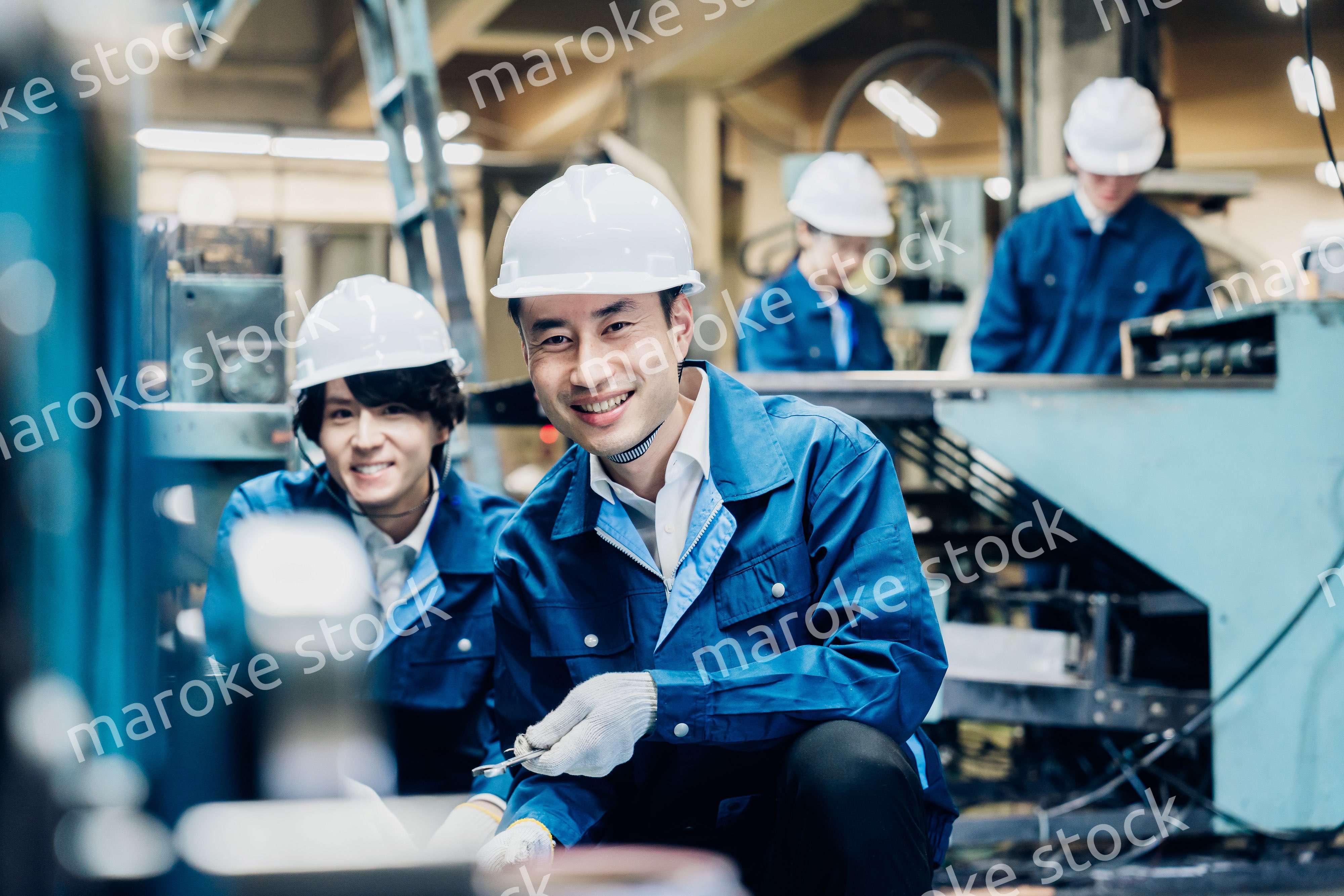 工場で機械の整備をする労働者